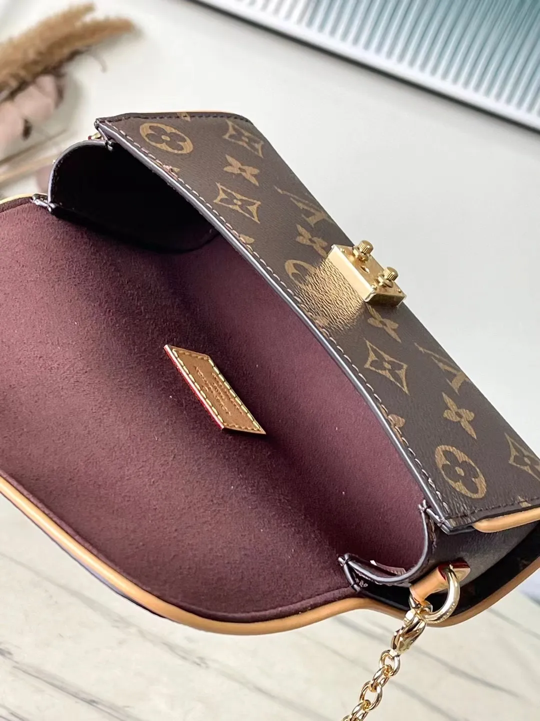 💰860 Top Original Order M13566 This Pochette Camille handbag is made of Monogram canvas, paying tribute to the original design that appeared in the Louis Vuitton 2000 spring and summer fashion show. The S-Lock buckle, LVCircle logo on the chain and contrasting WVN leather trim embody the brand's classic elements. The flexible and easy-to-wear construction can be worn cross-body, over the shoulder or by hand. Dimensions: 20.5 × 11 × 6 cm