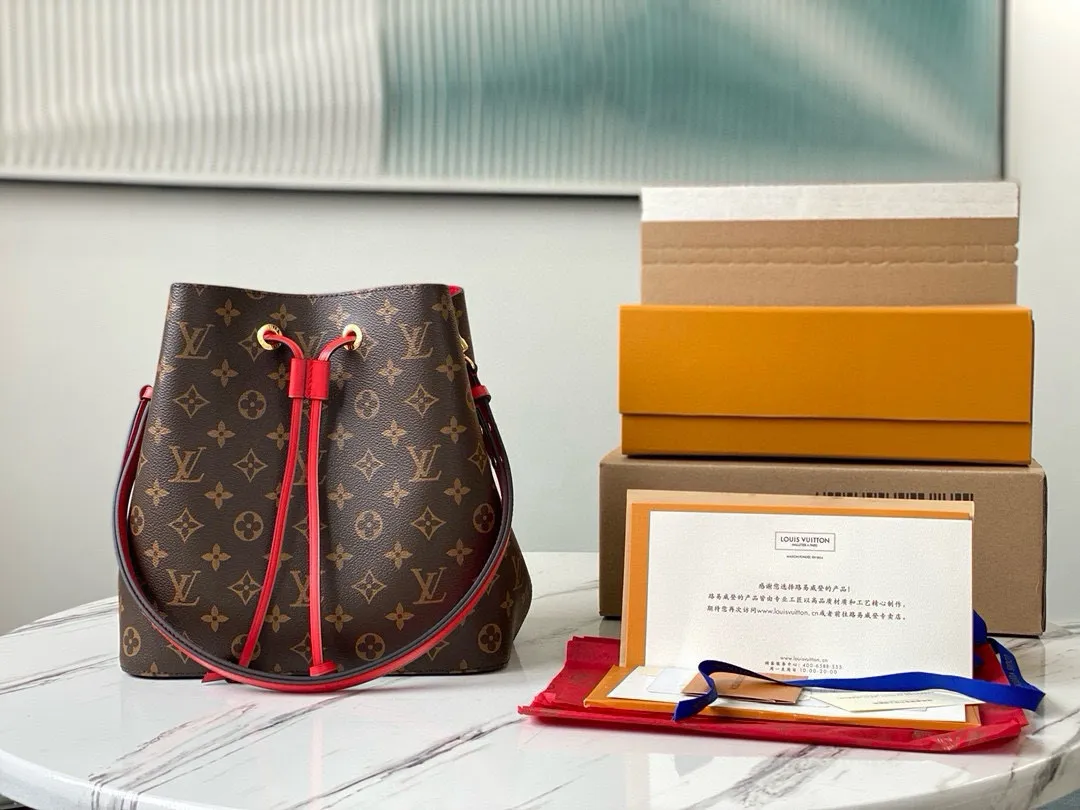 💰760 Top Original Order M44021 Red Top Original Order Gaston-Louis Vuitton's wine bag designed specifically for carrying champagne in 1932 meets contemporary trends and transforms into the Néo Noé bucket bag, which embodies the beauty of heritage. Monogram canvas outlines soft lines, with colorful leather trim and tonal multi-layer bonded lining. Dimensions: 26 x 26 x 17.5 cm