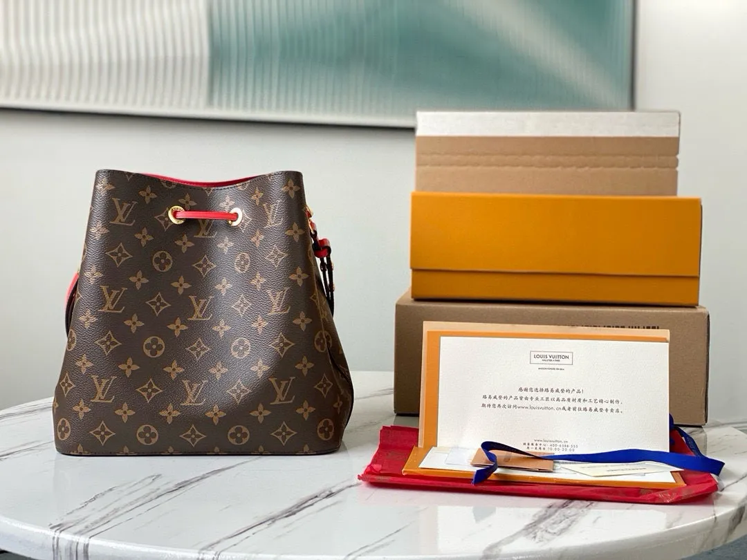 💰760 Top Original Order M44021 Red Top Original Order Gaston-Louis Vuitton's wine bag designed specifically for carrying champagne in 1932 meets contemporary trends and transforms into the Néo Noé bucket bag, which embodies the beauty of heritage. Monogram canvas outlines soft lines, with colorful leather trim and tonal multi-layer bonded lining. Dimensions: 26 x 26 x 17.5 cm