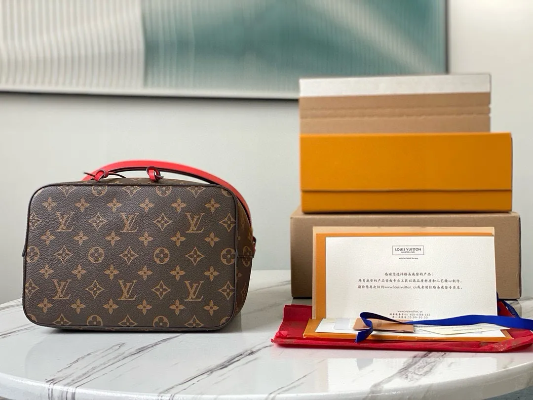 💰760 Top Original Order M44021 Red Top Original Order Gaston-Louis Vuitton's wine bag designed specifically for carrying champagne in 1932 meets contemporary trends and transforms into the Néo Noé bucket bag, which embodies the beauty of heritage. Monogram canvas outlines soft lines, with colorful leather trim and tonal multi-layer bonded lining. Dimensions: 26 x 26 x 17.5 cm