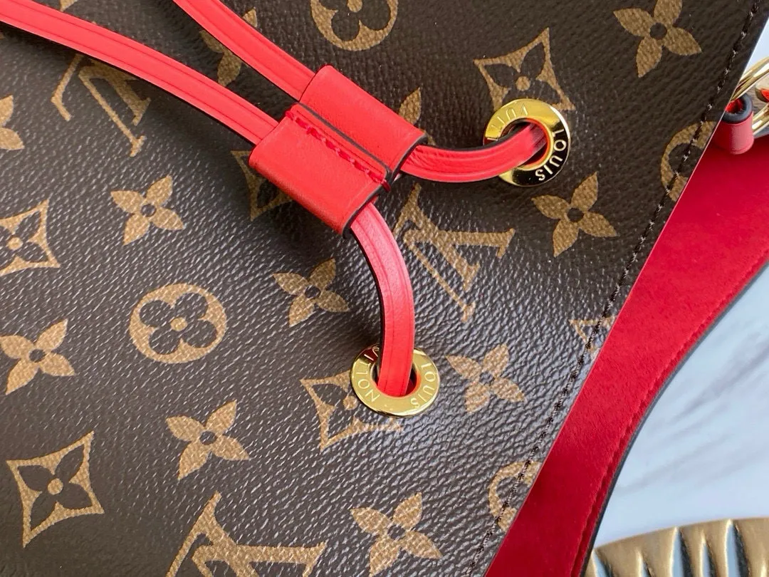 💰760 Top Original Order M44021 Red Top Original Order Gaston-Louis Vuitton's wine bag designed specifically for carrying champagne in 1932 meets contemporary trends and transforms into the Néo Noé bucket bag, which embodies the beauty of heritage. Monogram canvas outlines soft lines, with colorful leather trim and tonal multi-layer bonded lining. Dimensions: 26 x 26 x 17.5 cm