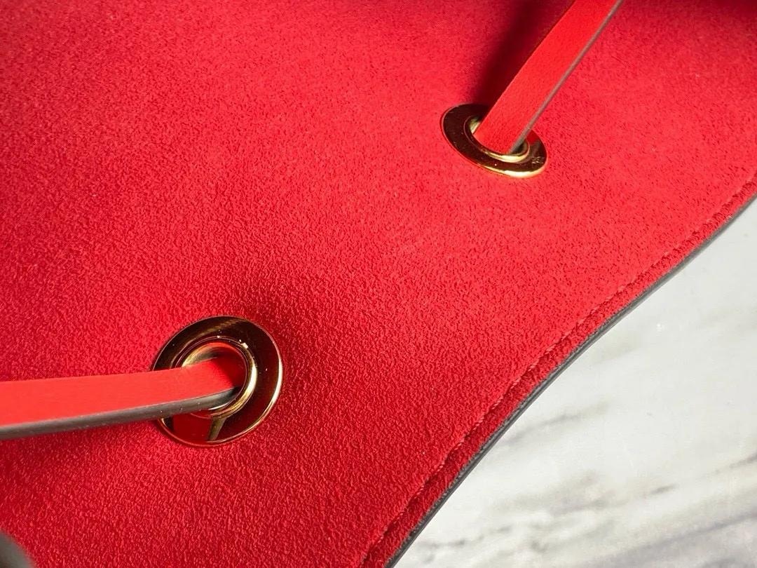 💰760 Top Original Order M44021 Red Top Original Order Gaston-Louis Vuitton's wine bag designed specifically for carrying champagne in 1932 meets contemporary trends and transforms into the Néo Noé bucket bag, which embodies the beauty of heritage. Monogram canvas outlines soft lines, with colorful leather trim and tonal multi-layer bonded lining. Dimensions: 26 x 26 x 17.5 cm