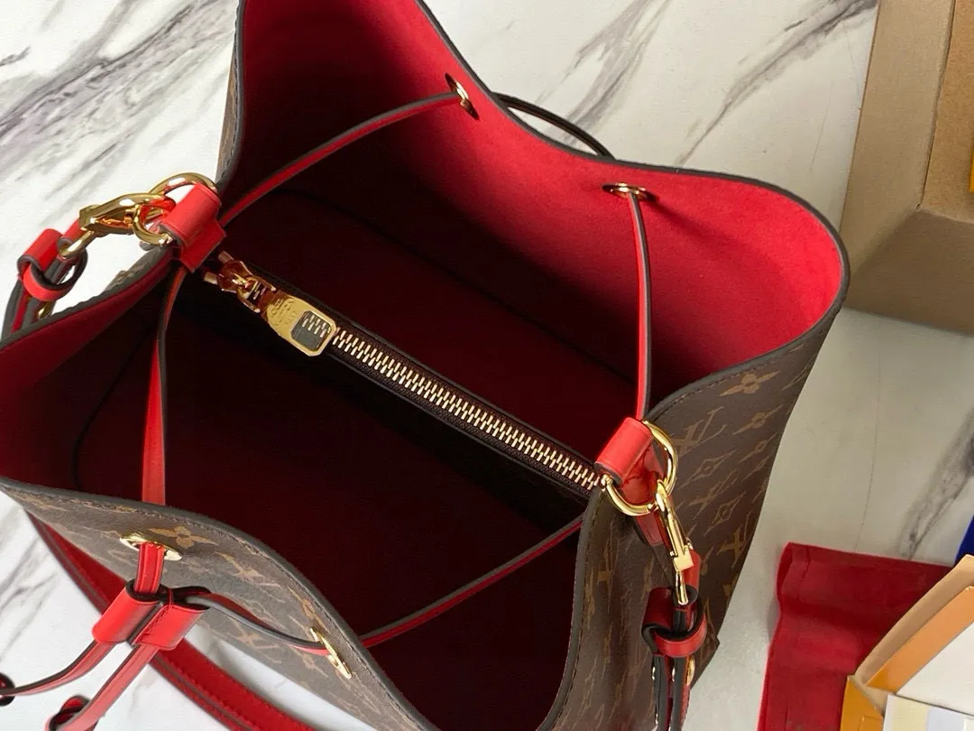 💰760 Top Original Order M44021 Red Top Original Order Gaston-Louis Vuitton's wine bag designed specifically for carrying champagne in 1932 meets contemporary trends and transforms into the Néo Noé bucket bag, which embodies the beauty of heritage. Monogram canvas outlines soft lines, with colorful leather trim and tonal multi-layer bonded lining. Dimensions: 26 x 26 x 17.5 cm