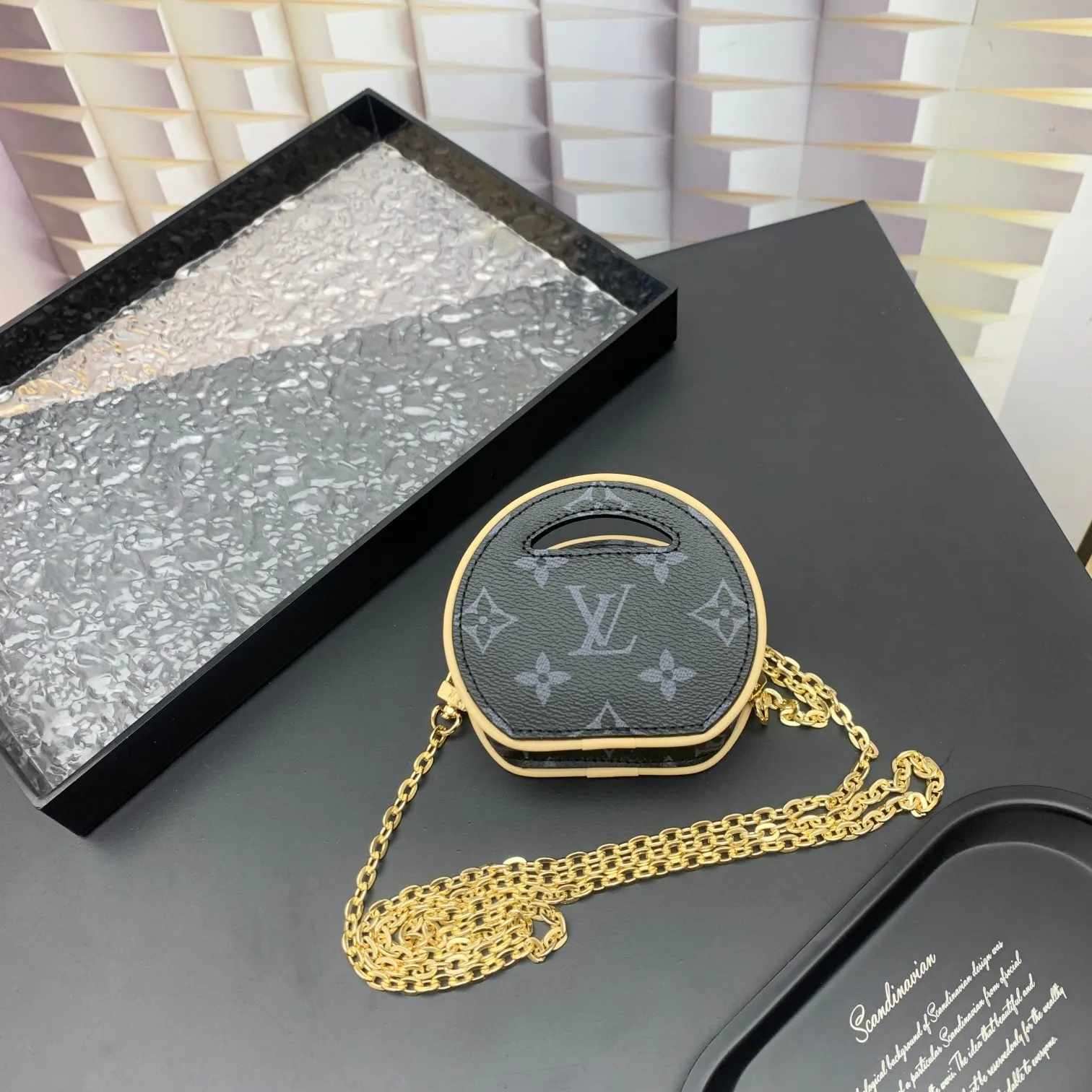 💰200 new update This Around Me handbag is made of Monogram coated canvas, interpreting the inspiration of the brand's LV Circle logo. The logo was created in the 1920s and is used in Louis Vuitton stores and advertising. Shown on the Spring/Summer 2024 runway, this sleek bag features an integrated handle for a simple yet elegant look. Exquisite configuration releases trendy style.