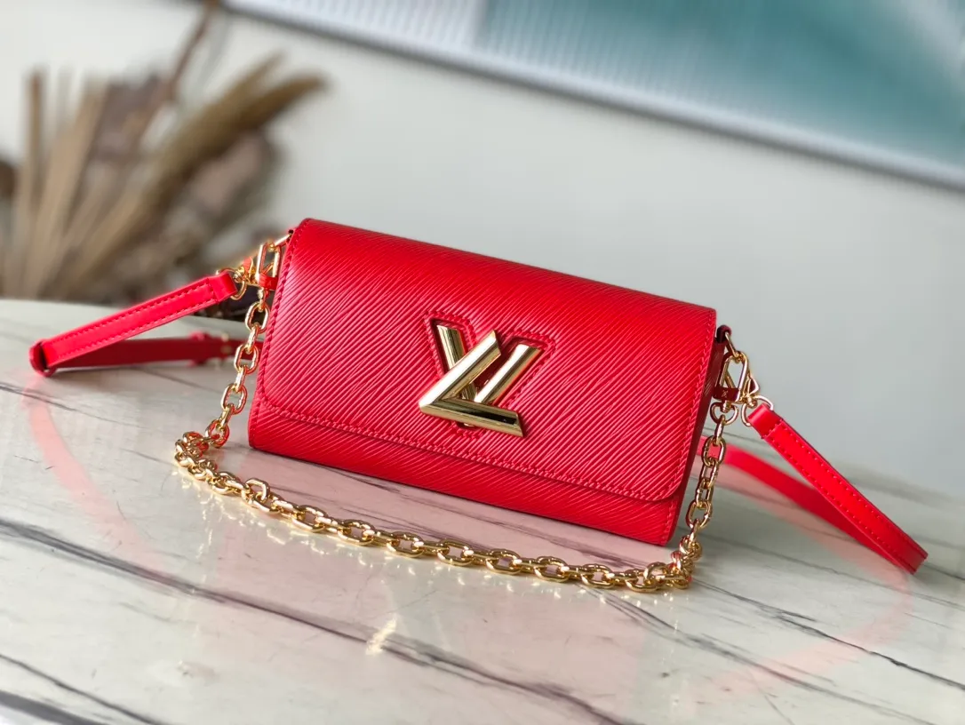 💰1160 (first-grain leather) top original order M83593 red water ripple twist series M83593 New Twist West pouch Handbag This grained Epi leather Twist West pouch is suitable for all occasions, allowing you to carry your essentials elegantly. She revisits the iconic Twist bag with a slim rectangular silhouette, accented by an adjustable shoulder strap and chain, both of which are removable. Its flaps close thanks to the collection's characteristic Twist buckle. 19 x 10.5 x 6.5 cm
