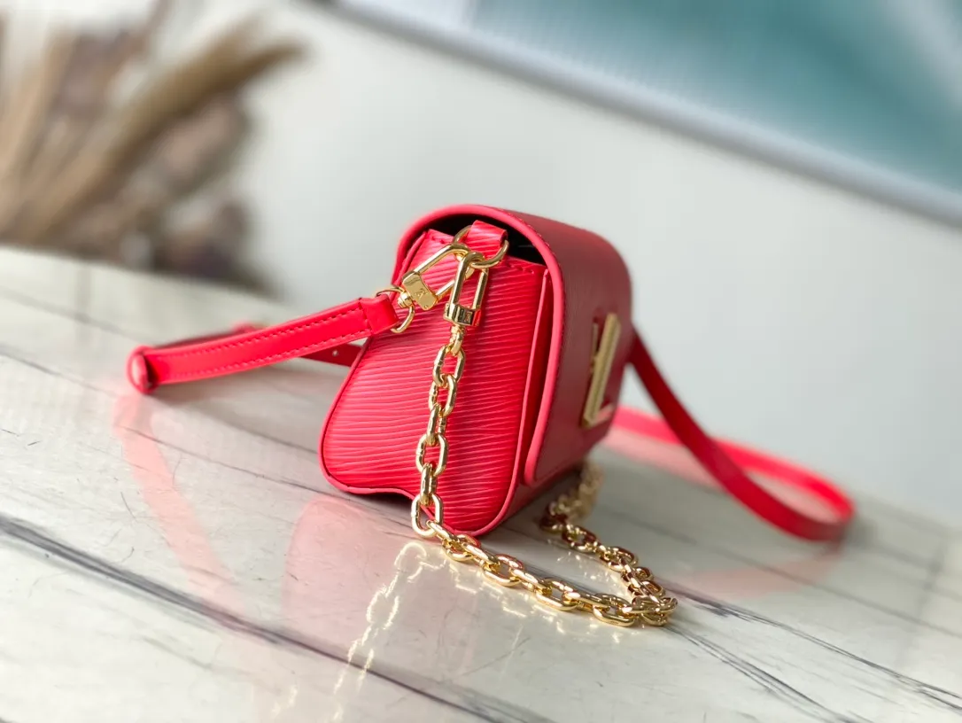💰1160 (first-grain leather) top original order M83593 red water ripple twist series M83593 New Twist West pouch Handbag This grained Epi leather Twist West pouch is suitable for all occasions, allowing you to carry your essentials elegantly. She revisits the iconic Twist bag with a slim rectangular silhouette, accented by an adjustable shoulder strap and chain, both of which are removable. Its flaps close thanks to the collection's characteristic Twist buckle. 19 x 10.5 x 6.5 cm