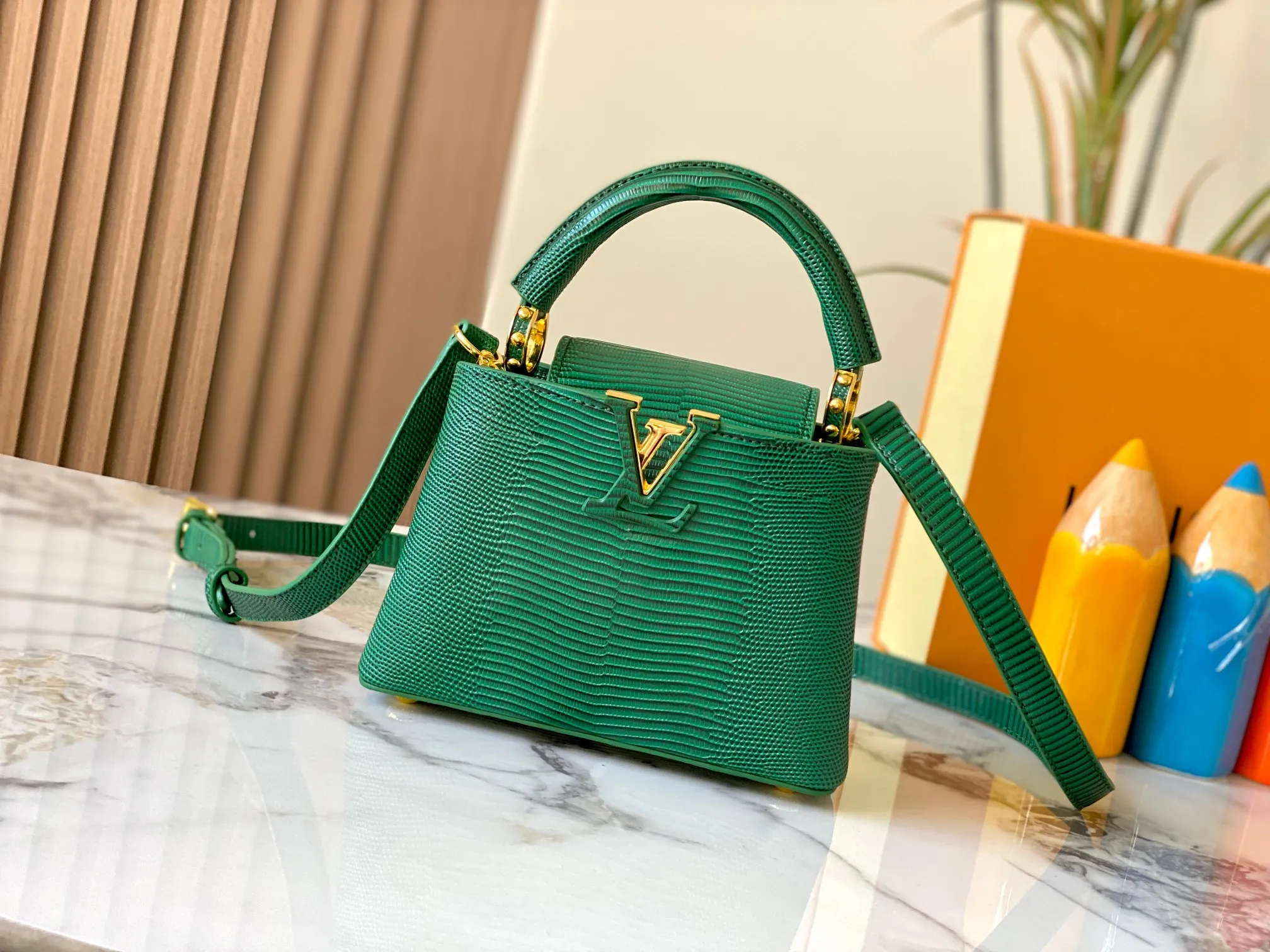 Top original P420 Guangzhou product M99527 green lizard gold buckle This Capucines mini handbag is wrapped in gorgeous lizard leather and lined with fine sheepskin, embellished with dazzling metal parts. The flip cover reads LV letters inside, and a Monogram flower blooms when turned out. Its compact size makes it a dazzling choice for evening occasions. Detailed features 21 x 14 x 8 cm (length x height x width)