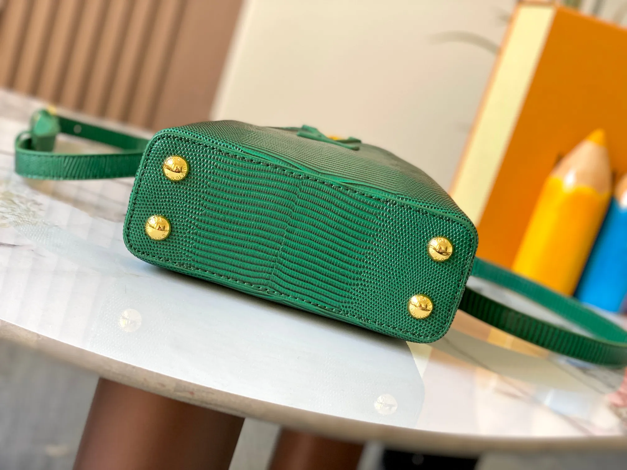 Top original P420 Guangzhou product M99527 green lizard gold buckle This Capucines mini handbag is wrapped in gorgeous lizard leather and lined with fine sheepskin, embellished with dazzling metal parts. The flip cover reads LV letters inside, and a Monogram flower blooms when turned out. Its compact size makes it a dazzling choice for evening occasions. Detailed features 21 x 14 x 8 cm (length x height x width)