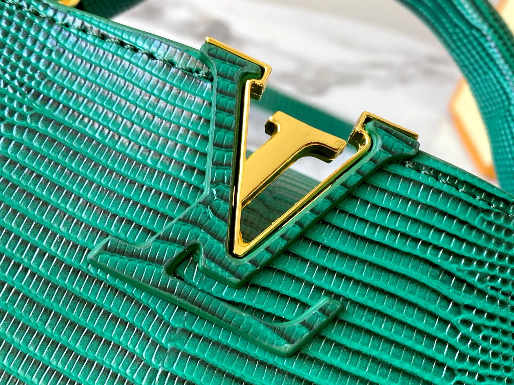Top original P420 Guangzhou product M99527 green lizard gold buckle This Capucines mini handbag is wrapped in gorgeous lizard leather and lined with fine sheepskin, embellished with dazzling metal parts. The flip cover reads LV letters inside, and a Monogram flower blooms when turned out. Its compact size makes it a dazzling choice for evening occasions. Detailed features 21 x 14 x 8 cm (length x height x width)