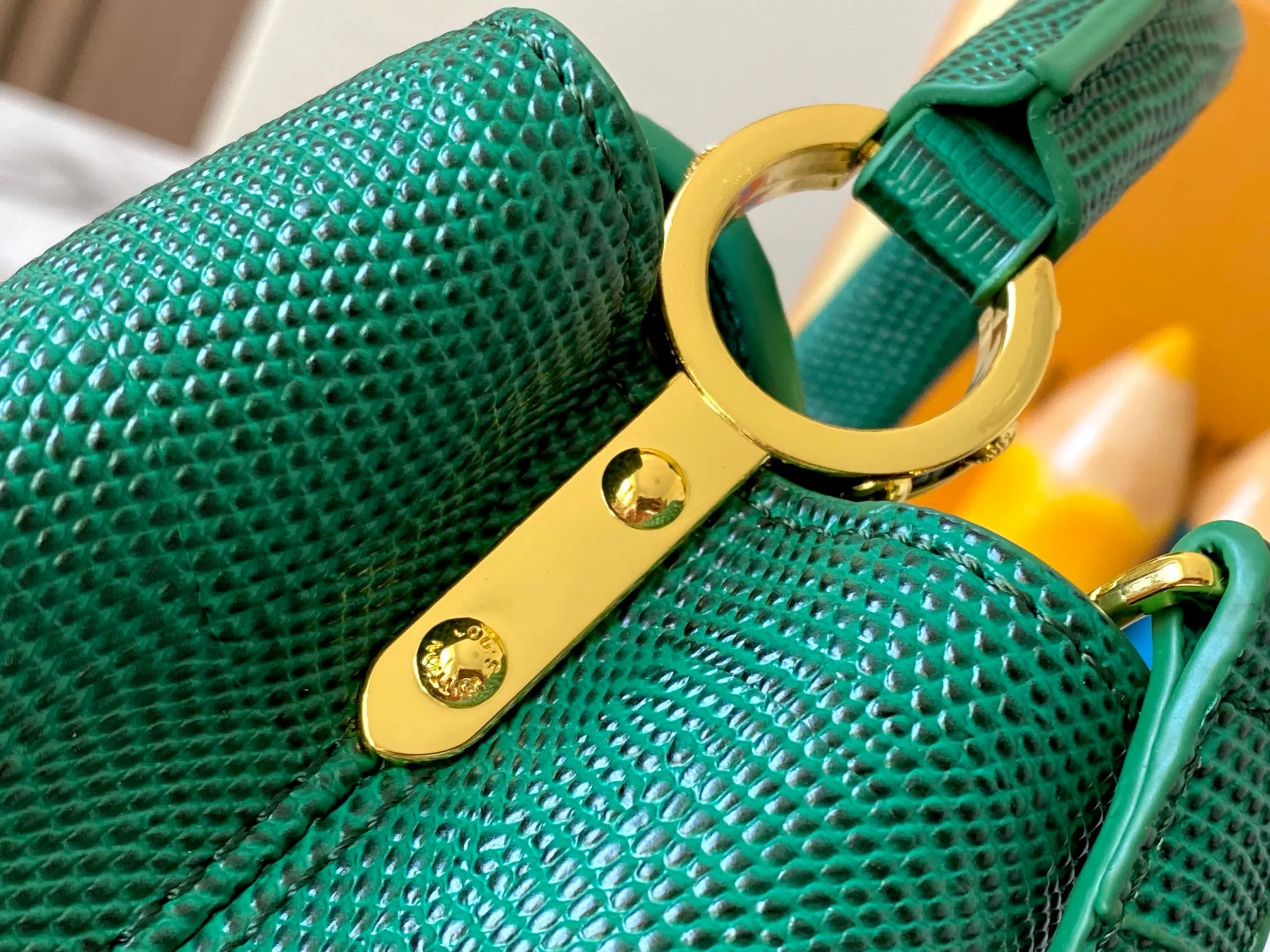 Top original P420 Guangzhou product M99527 green lizard gold buckle This Capucines mini handbag is wrapped in gorgeous lizard leather and lined with fine sheepskin, embellished with dazzling metal parts. The flip cover reads LV letters inside, and a Monogram flower blooms when turned out. Its compact size makes it a dazzling choice for evening occasions. Detailed features 21 x 14 x 8 cm (length x height x width)
