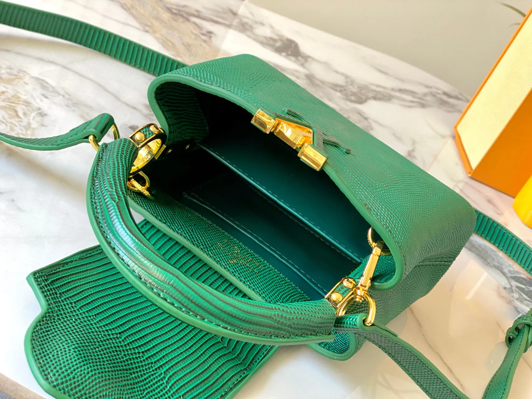 Top original P420 Guangzhou product M99527 green lizard gold buckle This Capucines mini handbag is wrapped in gorgeous lizard leather and lined with fine sheepskin, embellished with dazzling metal parts. The flip cover reads LV letters inside, and a Monogram flower blooms when turned out. Its compact size makes it a dazzling choice for evening occasions. Detailed features 21 x 14 x 8 cm (length x height x width)