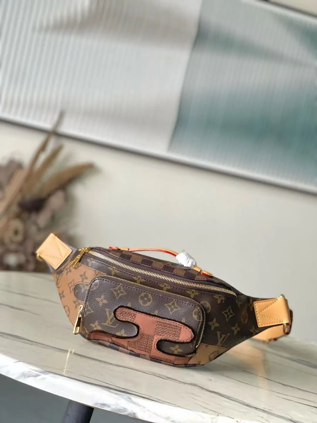 💰1180 Top Original Order M15271 This Rush waist bag is made of deep Monogram canvas body embellished with Damier and Monogram Reverse embroidered patches, making the unique pattern pop out. The adjustable shoulder strap enables you to switch between waist, shoulder or cross-body wear. Dimensions: 15 x 8 x 30 cm