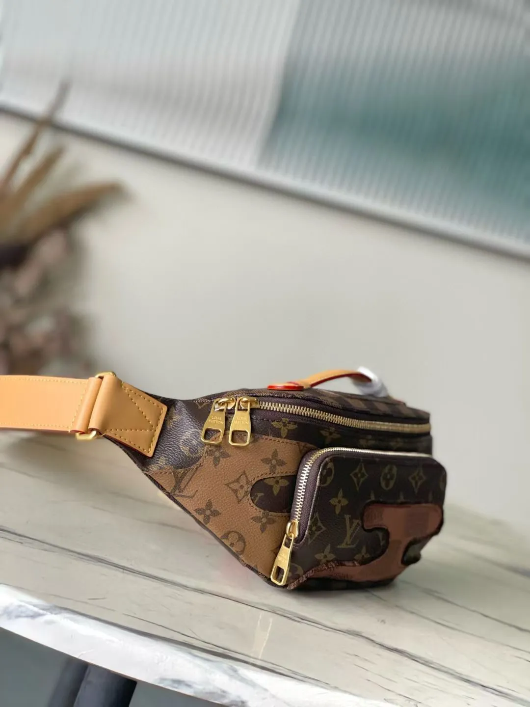 💰1180 Top Original Order M15271 This Rush waist bag is made of deep Monogram canvas body embellished with Damier and Monogram Reverse embroidered patches, making the unique pattern pop out. The adjustable shoulder strap enables you to switch between waist, shoulder or cross-body wear. Dimensions: 15 x 8 x 30 cm