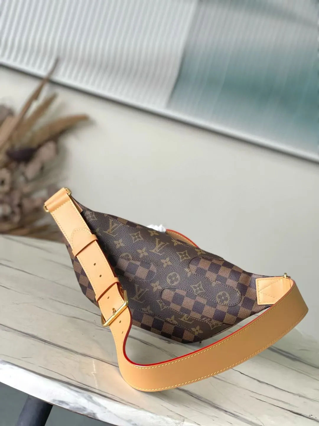 💰1180 Top Original Order M15271 This Rush waist bag is made of deep Monogram canvas body embellished with Damier and Monogram Reverse embroidered patches, making the unique pattern pop out. The adjustable shoulder strap enables you to switch between waist, shoulder or cross-body wear. Dimensions: 15 x 8 x 30 cm