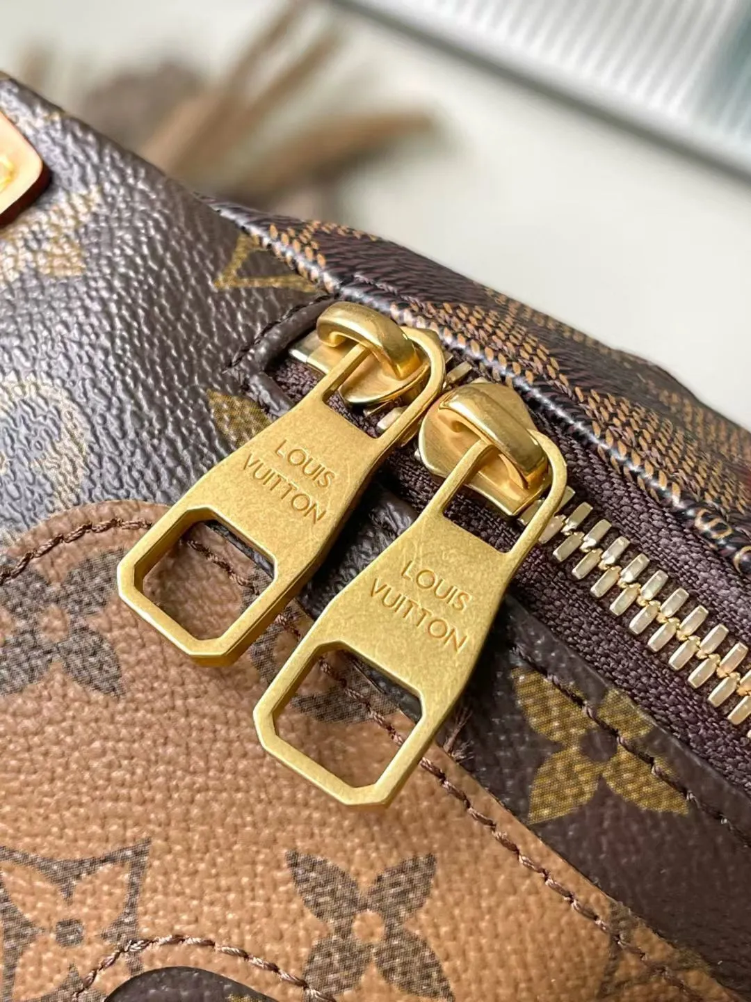 💰1180 Top Original Order M15271 This Rush waist bag is made of deep Monogram canvas body embellished with Damier and Monogram Reverse embroidered patches, making the unique pattern pop out. The adjustable shoulder strap enables you to switch between waist, shoulder or cross-body wear. Dimensions: 15 x 8 x 30 cm