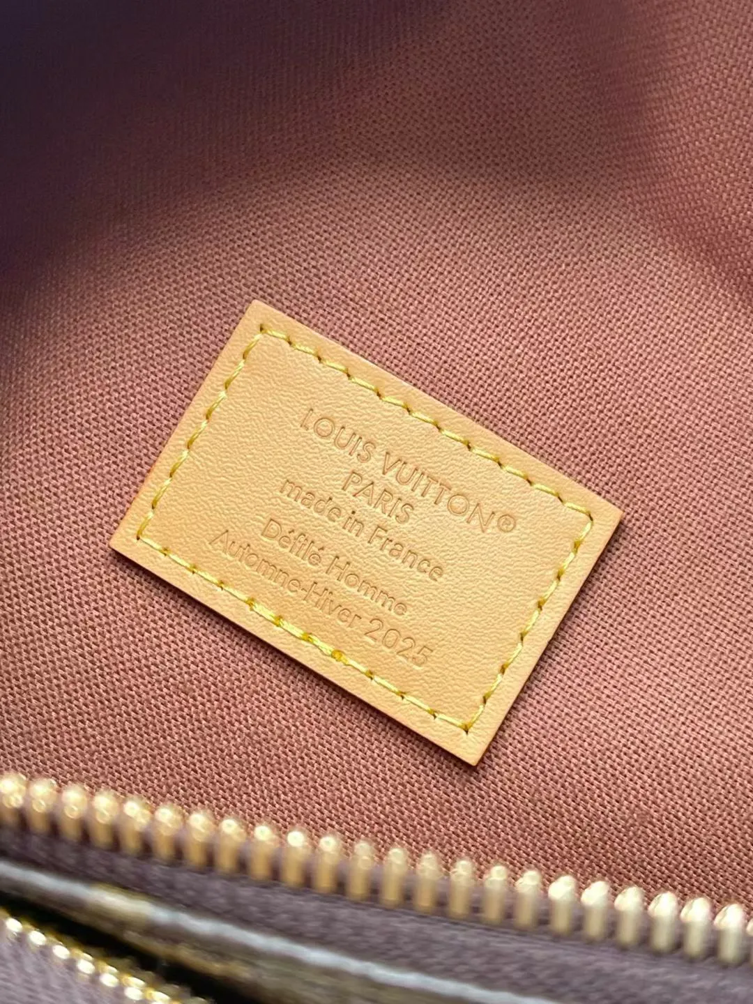 💰1180 Top Original Order M15271 This Rush waist bag is made of deep Monogram canvas body embellished with Damier and Monogram Reverse embroidered patches, making the unique pattern pop out. The adjustable shoulder strap enables you to switch between waist, shoulder or cross-body wear. Dimensions: 15 x 8 x 30 cm