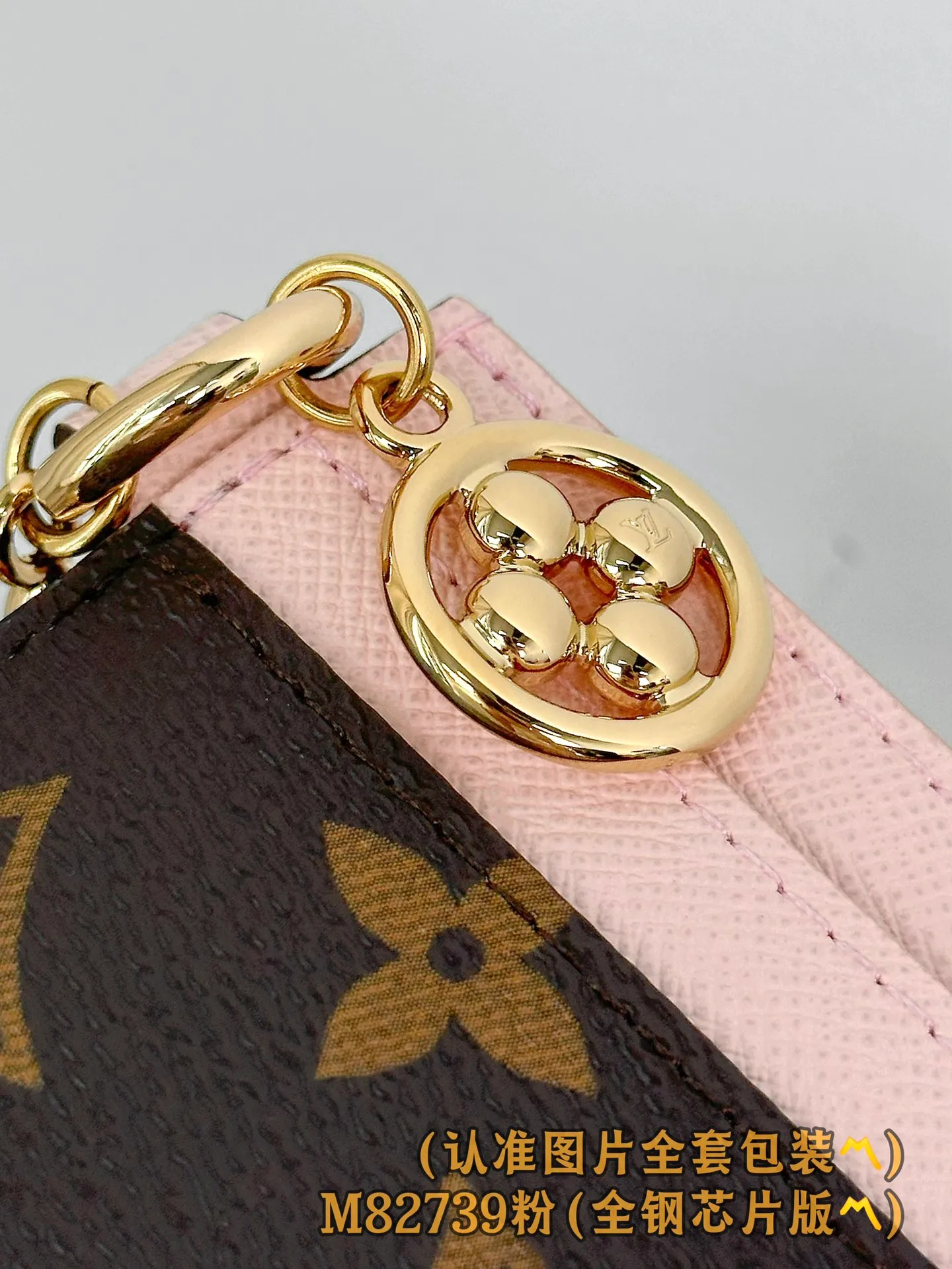 💰560 [Authentic grade] [Special grade MB all steel high elastic fabric] M82739 pink (〽️A grade all steel〽️) personalized customized version! 163 variable code, LV Charms business card holder, this LV Charms business card holder is made of Monogram coated canvas and cowhide, making it a great gift. The business card holder is embellished with two golden Monogram Blossom pendants, and the exquisite design is also equipped with five business card slots, two of which are placed on both sides, and there is a larger compartment in the middle.  10.2 x 7.3 x 0.3 cm (length x height x width).