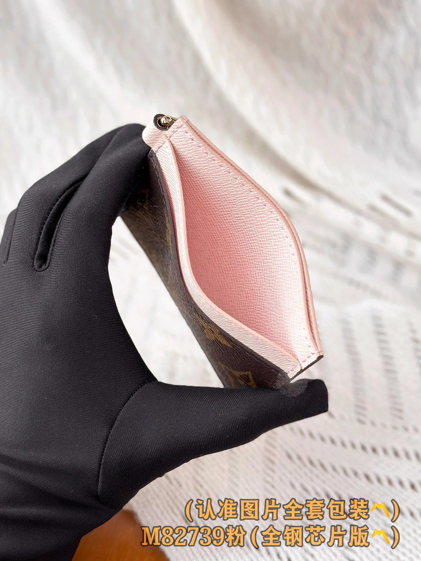 💰560 [Authentic grade] [Special grade MB all steel high elastic fabric] M82739 pink (〽️A grade all steel〽️) personalized customized version! 163 variable code, LV Charms business card holder, this LV Charms business card holder is made of Monogram coated canvas and cowhide, making it a great gift. The business card holder is embellished with two golden Monogram Blossom pendants, and the exquisite design is also equipped with five business card slots, two of which are placed on both sides, and there is a larger compartment in the middle.  10.2 x 7.3 x 0.3 cm (length x height x width).