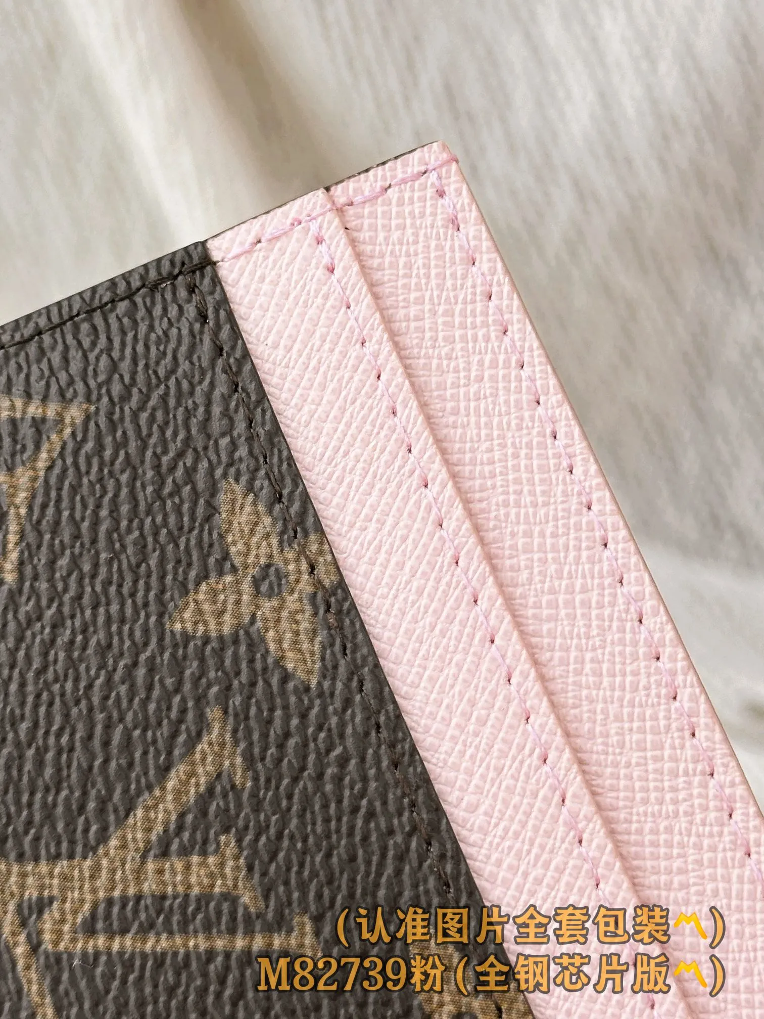 💰560 [Authentic grade] [Special grade MB all steel high elastic fabric] M82739 pink (〽️A grade all steel〽️) personalized customized version! 163 variable code, LV Charms business card holder, this LV Charms business card holder is made of Monogram coated canvas and cowhide, making it a great gift. The business card holder is embellished with two golden Monogram Blossom pendants, and the exquisite design is also equipped with five business card slots, two of which are placed on both sides, and there is a larger compartment in the middle.  10.2 x 7.3 x 0.3 cm (length x height x width).