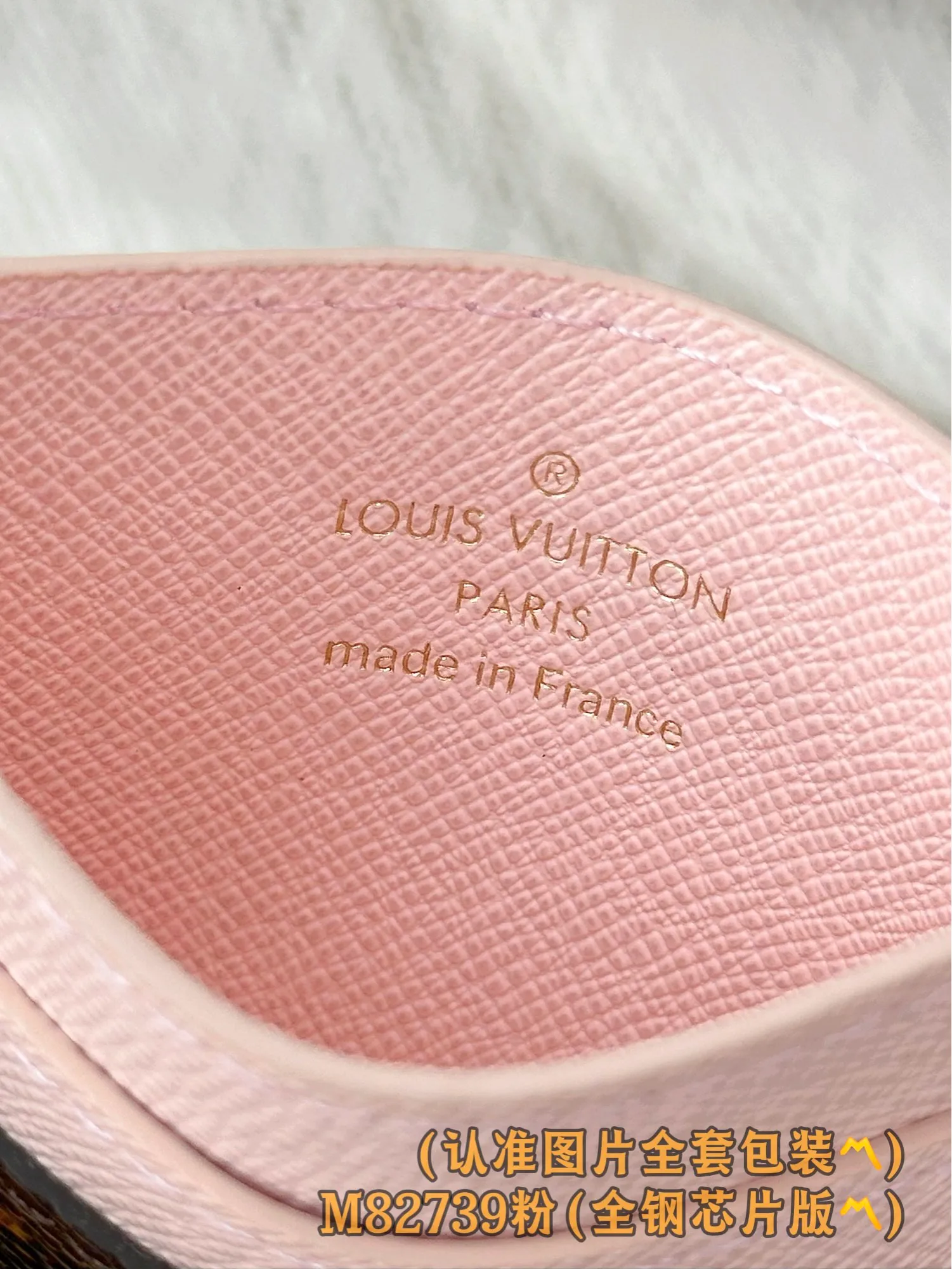💰560 [Authentic grade] [Special grade MB all steel high elastic fabric] M82739 pink (〽️A grade all steel〽️) personalized customized version! 163 variable code, LV Charms business card holder, this LV Charms business card holder is made of Monogram coated canvas and cowhide, making it a great gift. The business card holder is embellished with two golden Monogram Blossom pendants, and the exquisite design is also equipped with five business card slots, two of which are placed on both sides, and there is a larger compartment in the middle.  10.2 x 7.3 x 0.3 cm (length x height x width).
