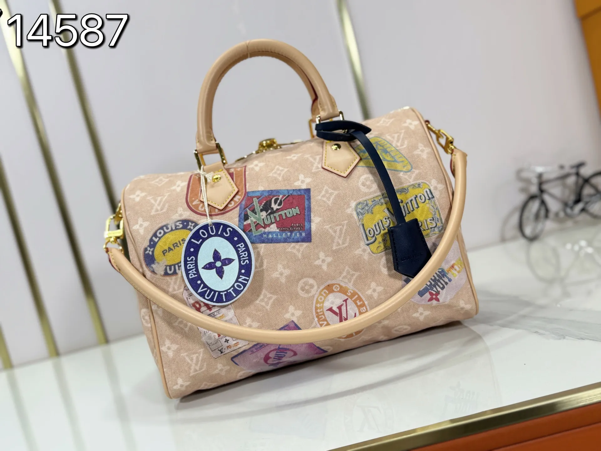 P280 M14587 M13344 This Speedy Soft 30 handbag interprets Monogram Dune elements with retro touches, with aircraft-shaped decoration and collage effect label, paying tribute to the design of Gaston Louis Vuitton collection series. The long handle makes it easy to carry on the shoulder, making it a great travel companion. 30.0 x 21.0 x 17.0 cm (length x height x width)