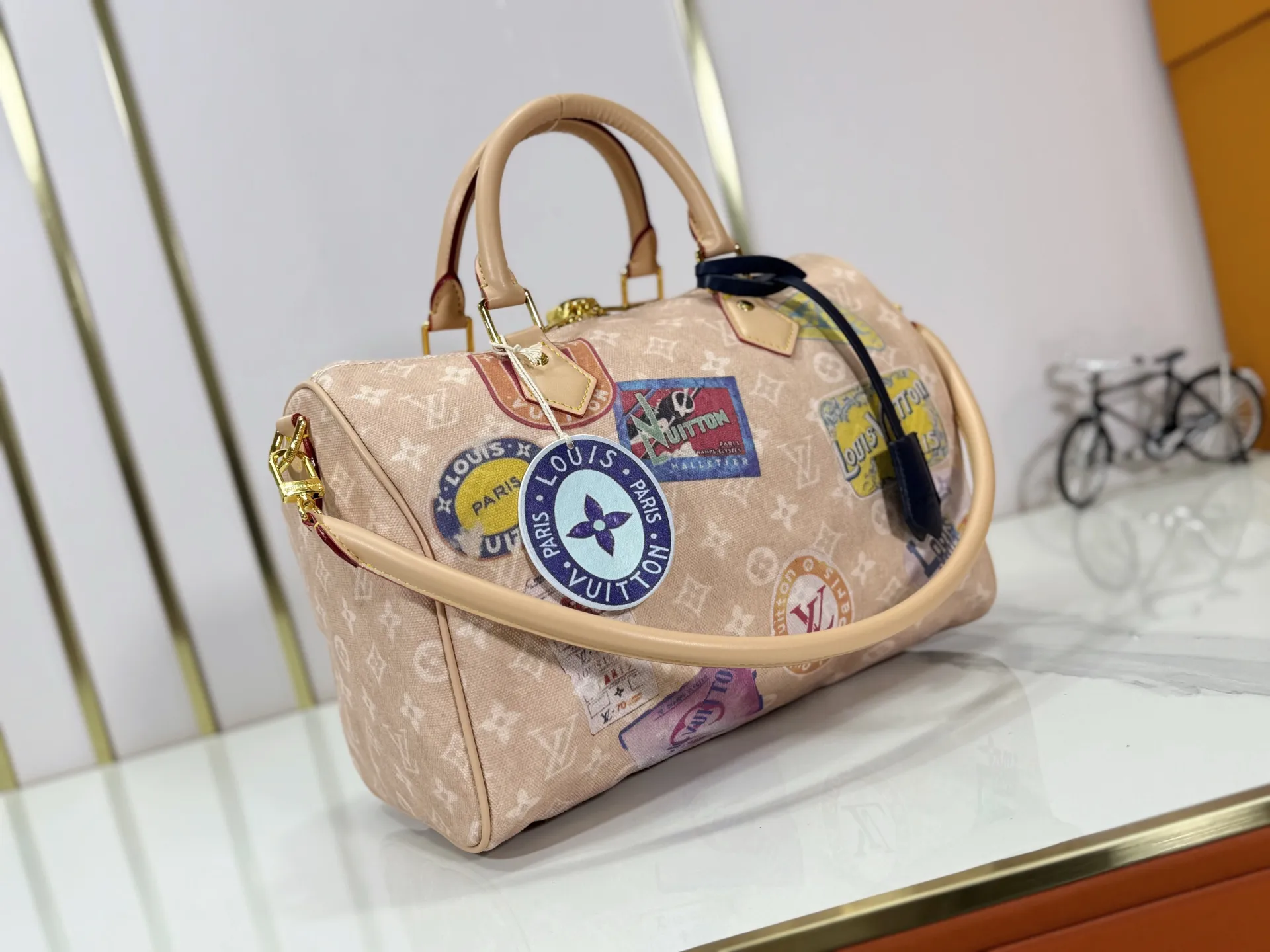 P280 M14587 M13344 This Speedy Soft 30 handbag interprets Monogram Dune elements with retro touches, with aircraft-shaped decoration and collage effect label, paying tribute to the design of Gaston Louis Vuitton collection series. The long handle makes it easy to carry on the shoulder, making it a great travel companion. 30.0 x 21.0 x 17.0 cm (length x height x width)