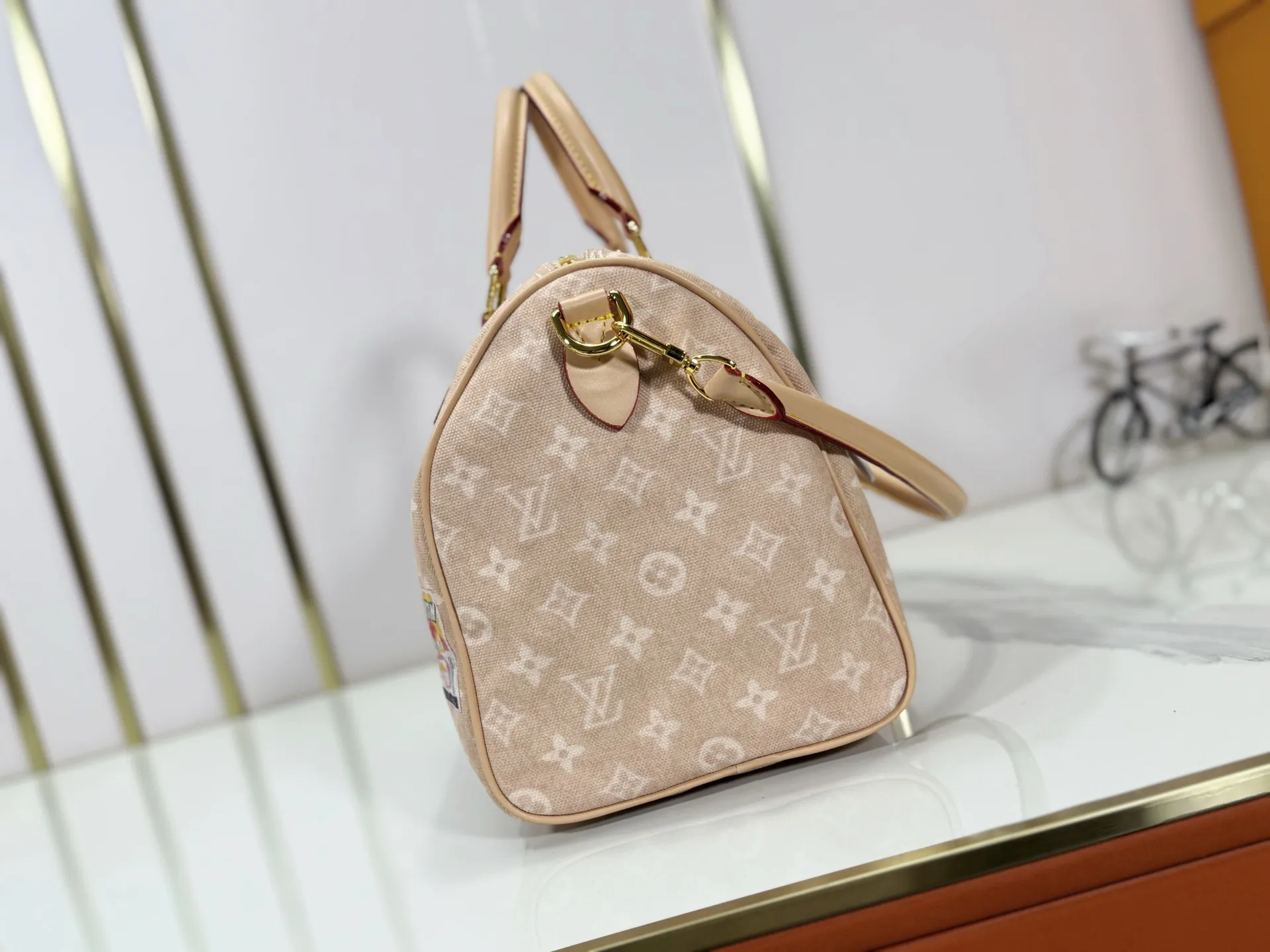 P280 M14587 M13344 This Speedy Soft 30 handbag interprets Monogram Dune elements with retro touches, with aircraft-shaped decoration and collage effect label, paying tribute to the design of Gaston Louis Vuitton collection series. The long handle makes it easy to carry on the shoulder, making it a great travel companion. 30.0 x 21.0 x 17.0 cm (length x height x width)