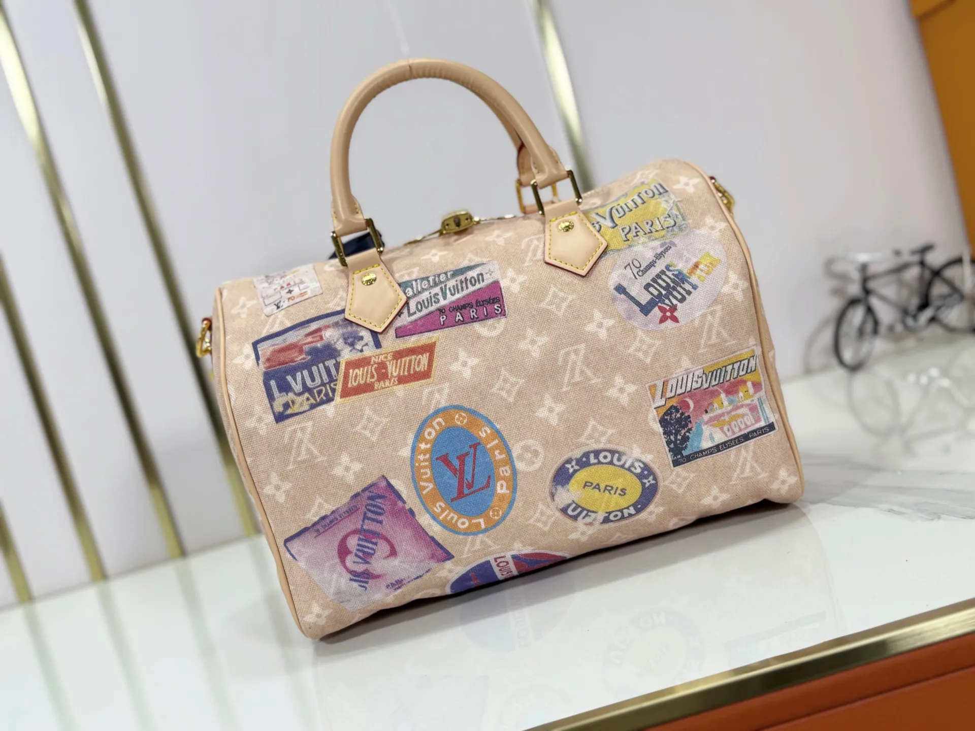 P280 M14587 M13344 This Speedy Soft 30 handbag interprets Monogram Dune elements with retro touches, with aircraft-shaped decoration and collage effect label, paying tribute to the design of Gaston Louis Vuitton collection series. The long handle makes it easy to carry on the shoulder, making it a great travel companion. 30.0 x 21.0 x 17.0 cm (length x height x width)