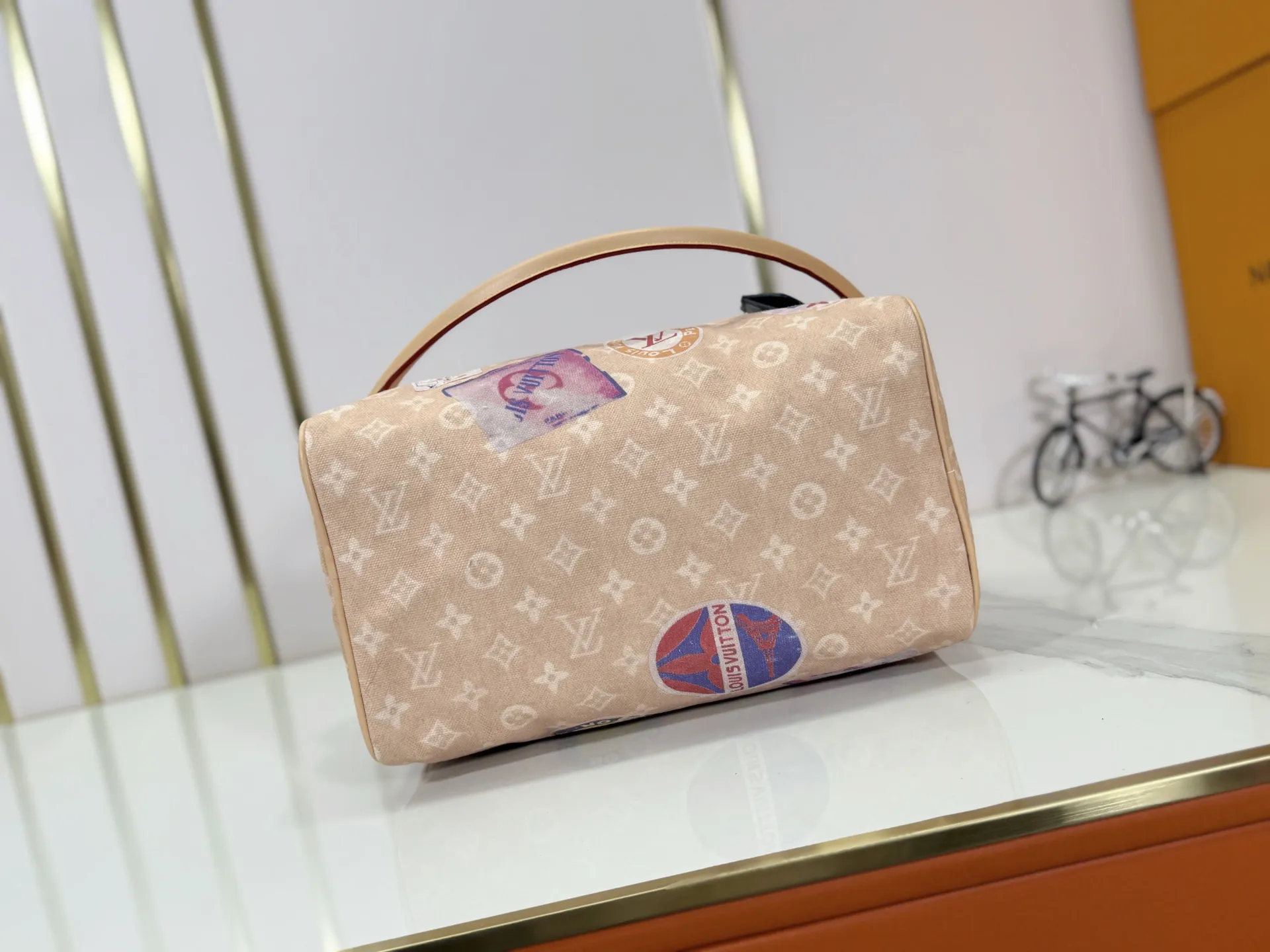 P280 M14587 M13344 This Speedy Soft 30 handbag interprets Monogram Dune elements with retro touches, with aircraft-shaped decoration and collage effect label, paying tribute to the design of Gaston Louis Vuitton collection series. The long handle makes it easy to carry on the shoulder, making it a great travel companion. 30.0 x 21.0 x 17.0 cm (length x height x width)