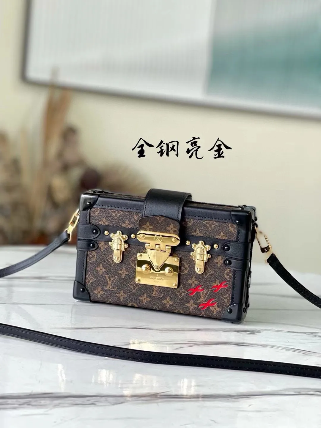💰1040 (Steel Hardware) Top Original Order M44199 M45943 All Steel Bright Gold PETITE MALLE Handbag This Petite Malle handbag is made of classic Monogram canvas fabric, inspired by the customized suitcase designed by the wealthy banker Albert Kahn in the early 20th century, with three cross patterns as iconic elements. Classic and elegant style, a boutique small bag suitable for a night out. 20 x 12.5 x 5 cm (length x height x width)