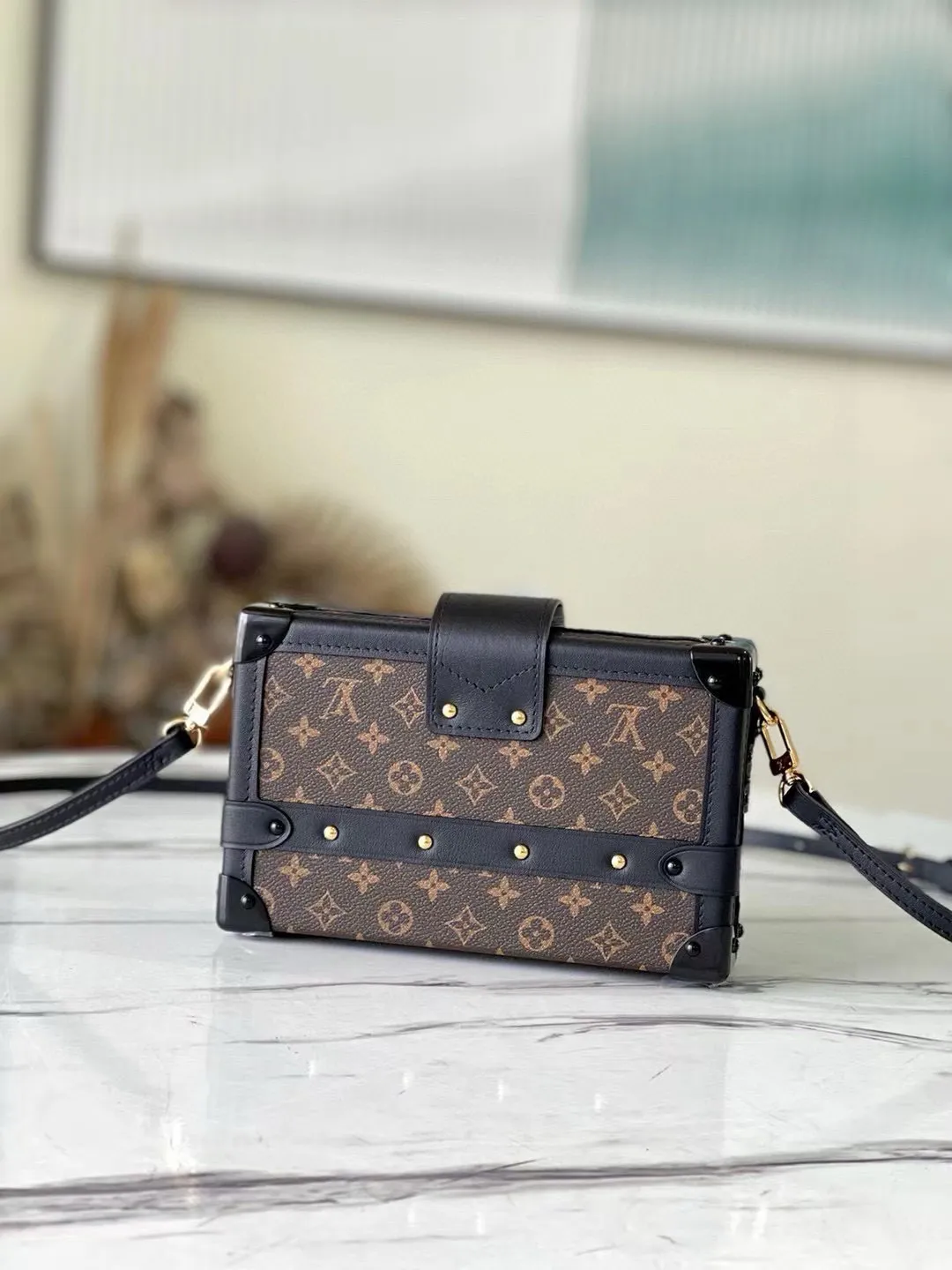 💰1040 (Steel Hardware) Top Original Order M44199 M45943 All Steel Bright Gold PETITE MALLE Handbag This Petite Malle handbag is made of classic Monogram canvas fabric, inspired by the customized suitcase designed by the wealthy banker Albert Kahn in the early 20th century, with three cross patterns as iconic elements. Classic and elegant style, a boutique small bag suitable for a night out. 20 x 12.5 x 5 cm (length x height x width)