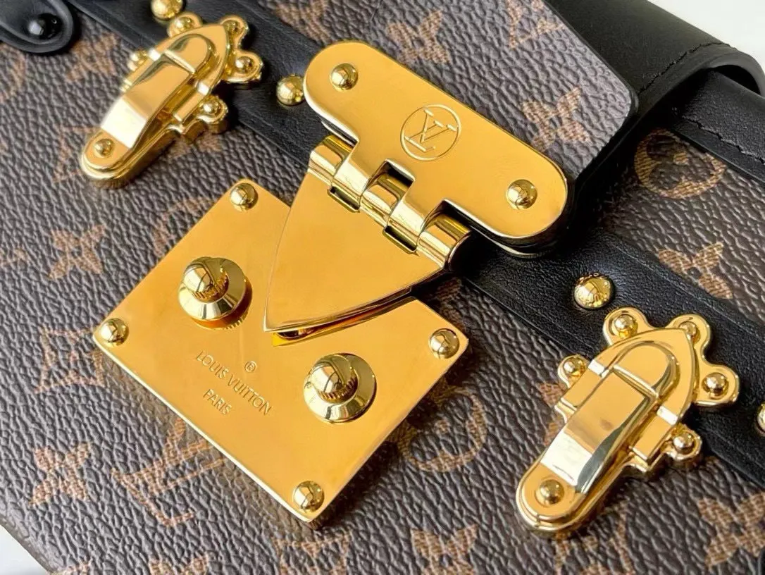 💰1040 (Steel Hardware) Top Original Order M44199 M45943 All Steel Bright Gold PETITE MALLE Handbag This Petite Malle handbag is made of classic Monogram canvas fabric, inspired by the customized suitcase designed by the wealthy banker Albert Kahn in the early 20th century, with three cross patterns as iconic elements. Classic and elegant style, a boutique small bag suitable for a night out. 20 x 12.5 x 5 cm (length x height x width)