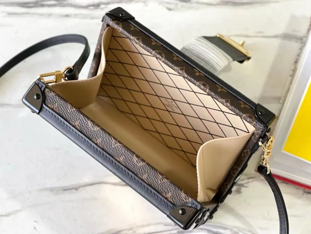 💰1040 (Steel Hardware) Top Original Order M44199 M45943 All Steel Bright Gold PETITE MALLE Handbag This Petite Malle handbag is made of classic Monogram canvas fabric, inspired by the customized suitcase designed by the wealthy banker Albert Kahn in the early 20th century, with three cross patterns as iconic elements. Classic and elegant style, a boutique small bag suitable for a night out. 20 x 12.5 x 5 cm (length x height x width)