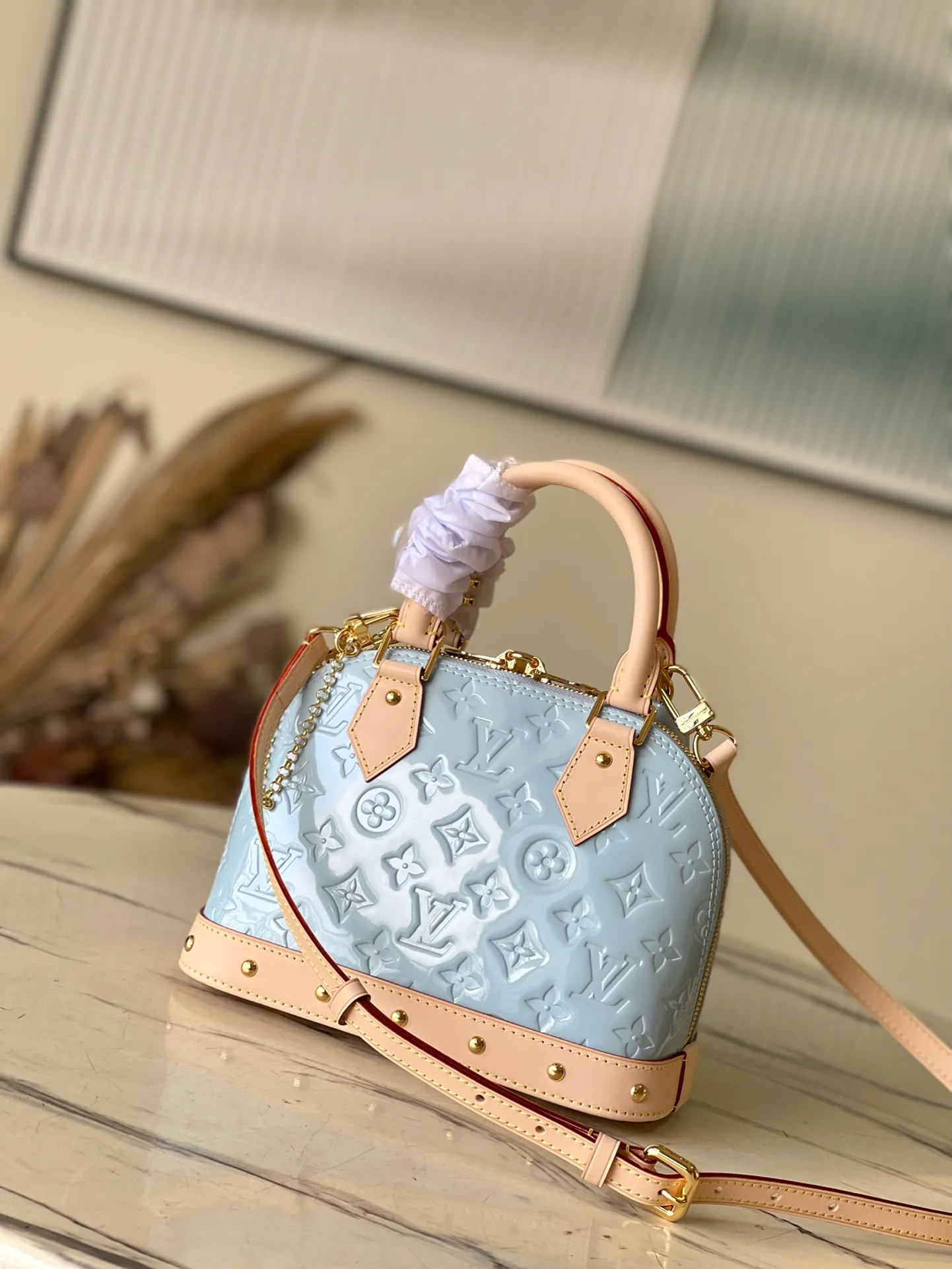 💰1700 (top layer leather) top original order M24062 blue This Alma BB handbag is made of glossy Monogram Vernis leather to create a unique Art Deco style structure, with cow leather handles and lower edges. Metal rivets embellish the handle fixing position and bottom trim, and the bright hair clip adds a trendy touch. Dimensions: 23.5 x 17.5 x 11.5 cm (length x height x width)