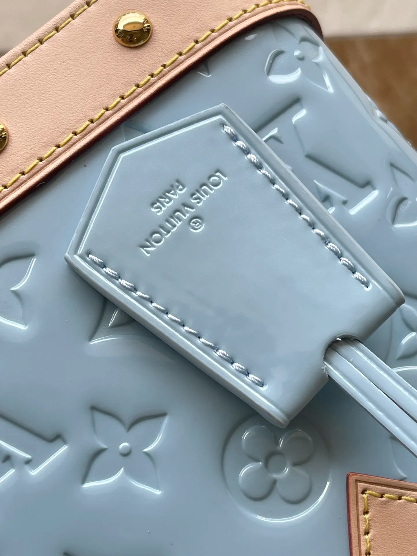 💰1700 (top layer leather) top original order M24062 blue This Alma BB handbag is made of glossy Monogram Vernis leather to create a unique Art Deco style structure, with cow leather handles and lower edges. Metal rivets embellish the handle fixing position and bottom trim, and the bright hair clip adds a trendy touch. Dimensions: 23.5 x 17.5 x 11.5 cm (length x height x width)