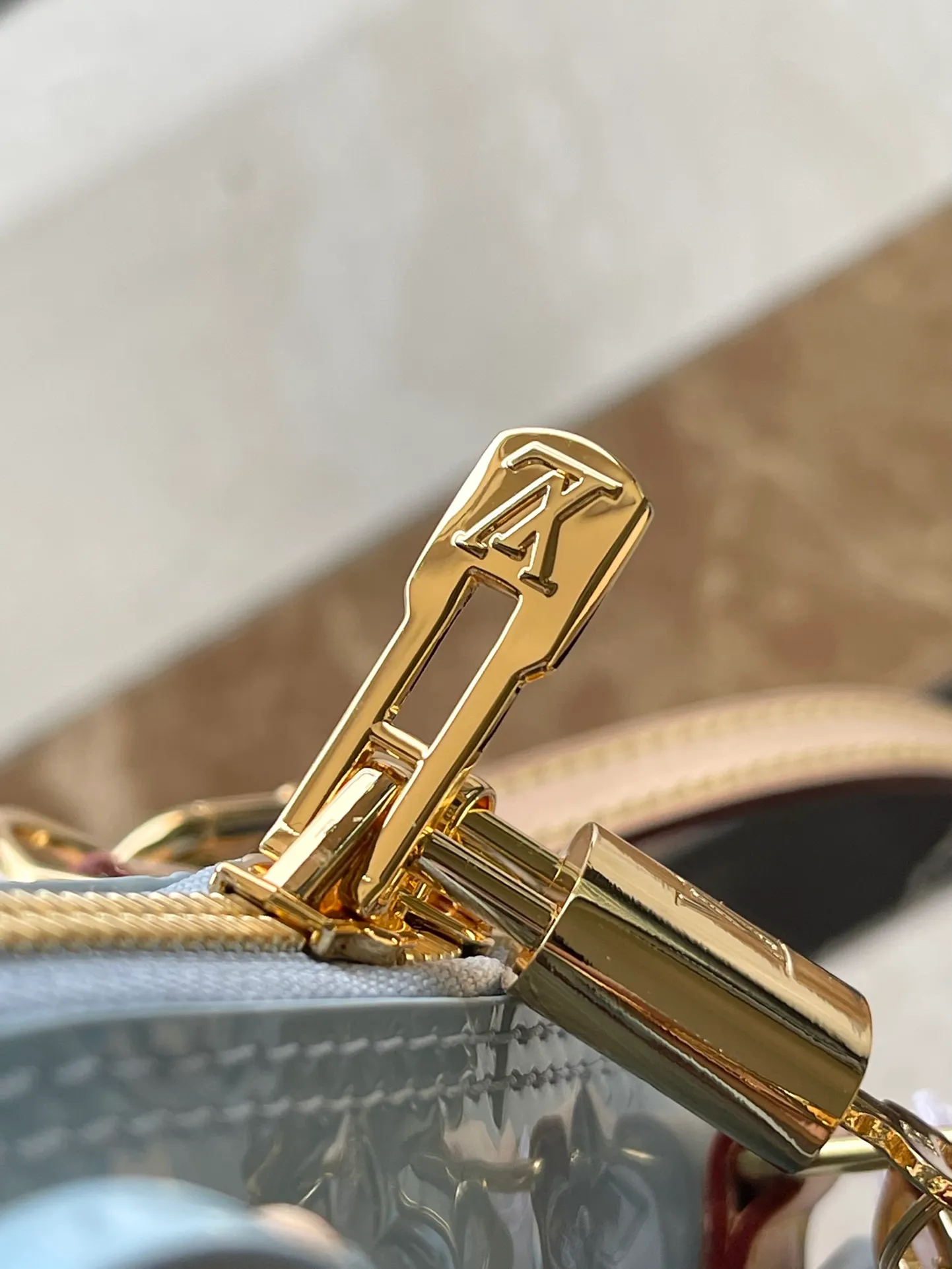 💰1700 (top layer leather) top original order M24062 blue This Alma BB handbag is made of glossy Monogram Vernis leather to create a unique Art Deco style structure, with cow leather handles and lower edges. Metal rivets embellish the handle fixing position and bottom trim, and the bright hair clip adds a trendy touch. Dimensions: 23.5 x 17.5 x 11.5 cm (length x height x width)