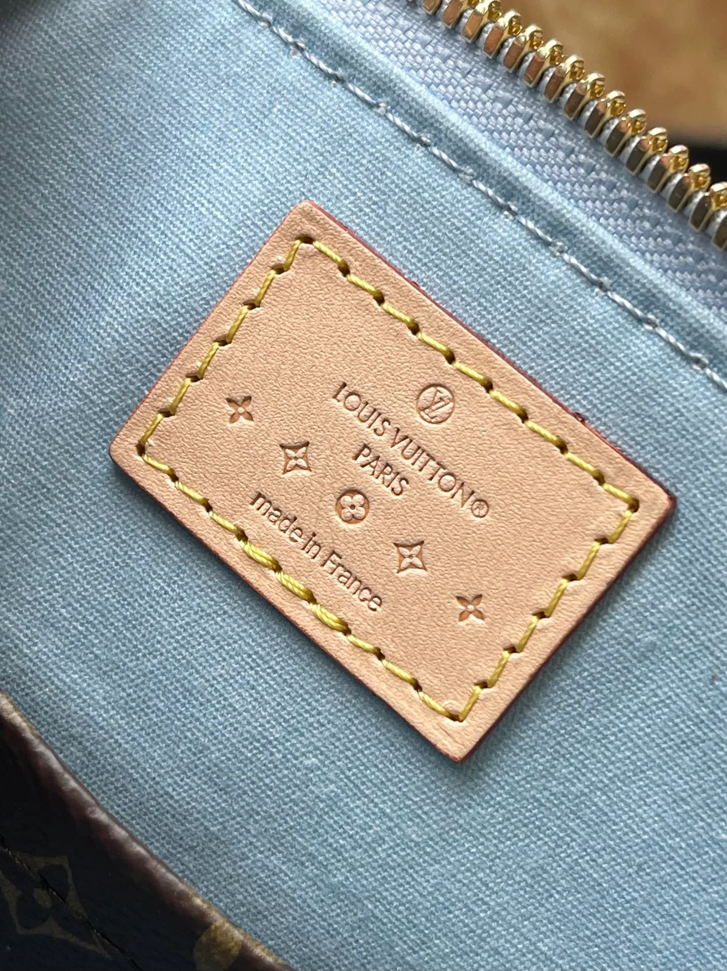 💰1700 (top layer leather) top original order M24062 blue This Alma BB handbag is made of glossy Monogram Vernis leather to create a unique Art Deco style structure, with cow leather handles and lower edges. Metal rivets embellish the handle fixing position and bottom trim, and the bright hair clip adds a trendy touch. Dimensions: 23.5 x 17.5 x 11.5 cm (length x height x width)