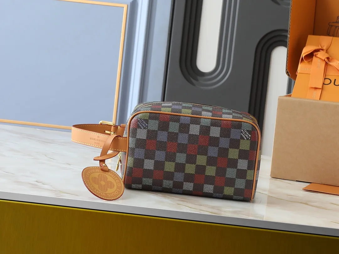 💰200💰Upgraded from the original M00151 M12688 M11559 M83112 M83113 N40747 N40567 M47069 M24799. This Locker Dopp Kit toiletry bag is made of Monogram canvas, integrating contemporary trends and elegant style. The compact design contains ample space to easily store daily necessities. The washable lining and adjustable side handles make it a convenient on-the-go experience. Dimensions: 23.0 x 13.0 x 12.0 cm (length x height x width)