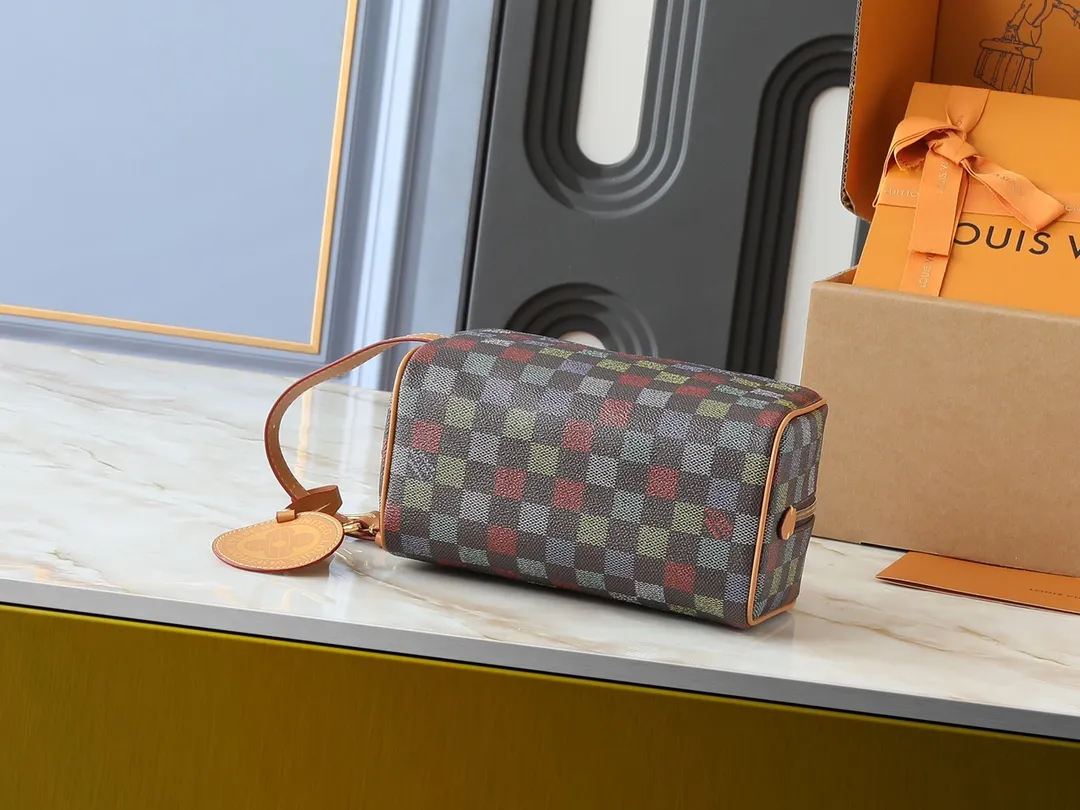 💰200💰Upgraded from the original M00151 M12688 M11559 M83112 M83113 N40747 N40567 M47069 M24799. This Locker Dopp Kit toiletry bag is made of Monogram canvas, integrating contemporary trends and elegant style. The compact design contains ample space to easily store daily necessities. The washable lining and adjustable side handles make it a convenient on-the-go experience. Dimensions: 23.0 x 13.0 x 12.0 cm (length x height x width)