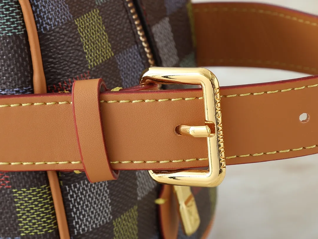 💰200💰Upgraded from the original M00151 M12688 M11559 M83112 M83113 N40747 N40567 M47069 M24799. This Locker Dopp Kit toiletry bag is made of Monogram canvas, integrating contemporary trends and elegant style. The compact design contains ample space to easily store daily necessities. The washable lining and adjustable side handles make it a convenient on-the-go experience. Dimensions: 23.0 x 13.0 x 12.0 cm (length x height x width)
