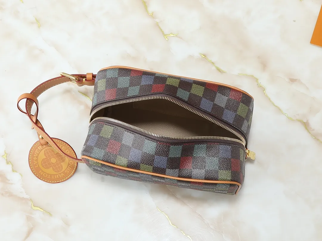 💰200💰Upgraded from the original M00151 M12688 M11559 M83112 M83113 N40747 N40567 M47069 M24799. This Locker Dopp Kit toiletry bag is made of Monogram canvas, integrating contemporary trends and elegant style. The compact design contains ample space to easily store daily necessities. The washable lining and adjustable side handles make it a convenient on-the-go experience. Dimensions: 23.0 x 13.0 x 12.0 cm (length x height x width)