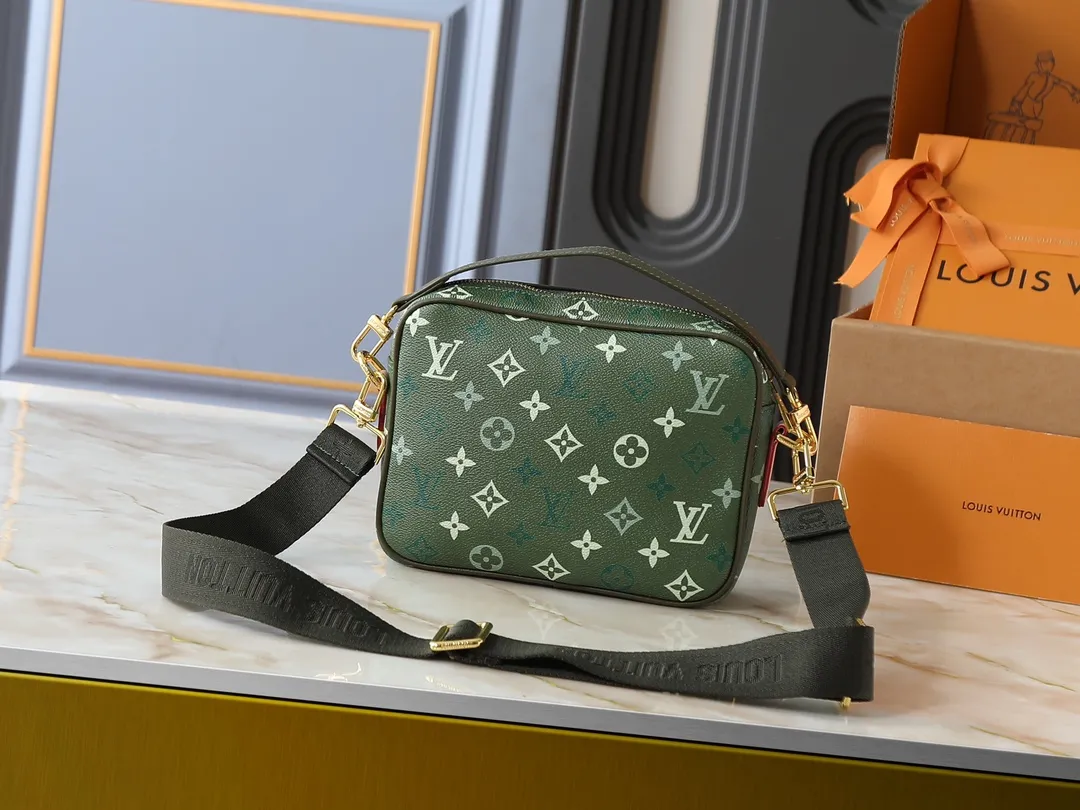 💰260💰Upgraded from the original M13987 M14016 M14988 M26068 M15296 M14682 M14025 This Nil handbag shines with the elegant luster of cow leather, and uses beaded rivets to fix the Louis Vuitton Paris patch on the front. The side lock buckle highlights the urban style, and the main compartment zipper pull is embellished with LV lettering. Dimensions: 25.0 x 17.5 x 11.0 cm (length x height x width)