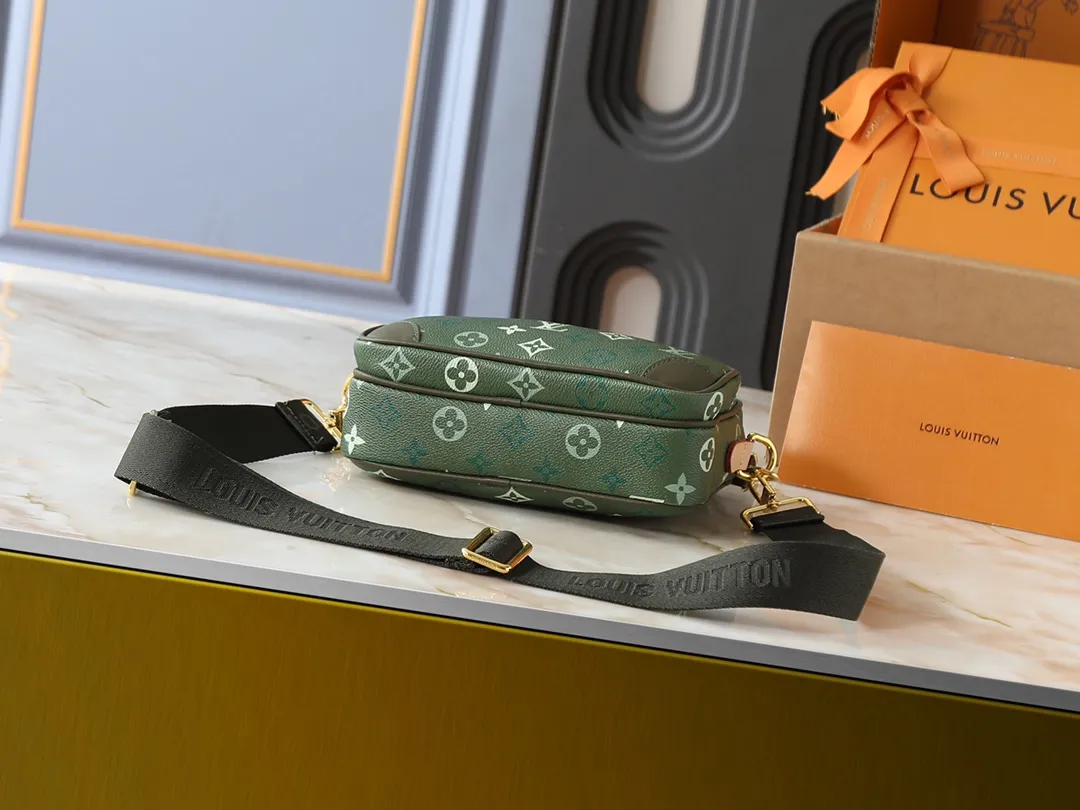💰260💰Upgraded from the original M13987 M14016 M14988 M26068 M15296 M14682 M14025 This Nil handbag shines with the elegant luster of cow leather, and uses beaded rivets to fix the Louis Vuitton Paris patch on the front. The side lock buckle highlights the urban style, and the main compartment zipper pull is embellished with LV lettering. Dimensions: 25.0 x 17.5 x 11.0 cm (length x height x width)