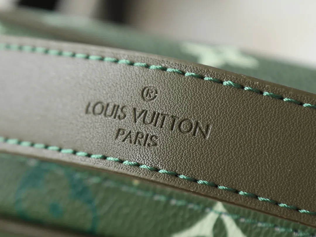 💰260💰Upgraded from the original M13987 M14016 M14988 M26068 M15296 M14682 M14025 This Nil handbag shines with the elegant luster of cow leather, and uses beaded rivets to fix the Louis Vuitton Paris patch on the front. The side lock buckle highlights the urban style, and the main compartment zipper pull is embellished with LV lettering. Dimensions: 25.0 x 17.5 x 11.0 cm (length x height x width)