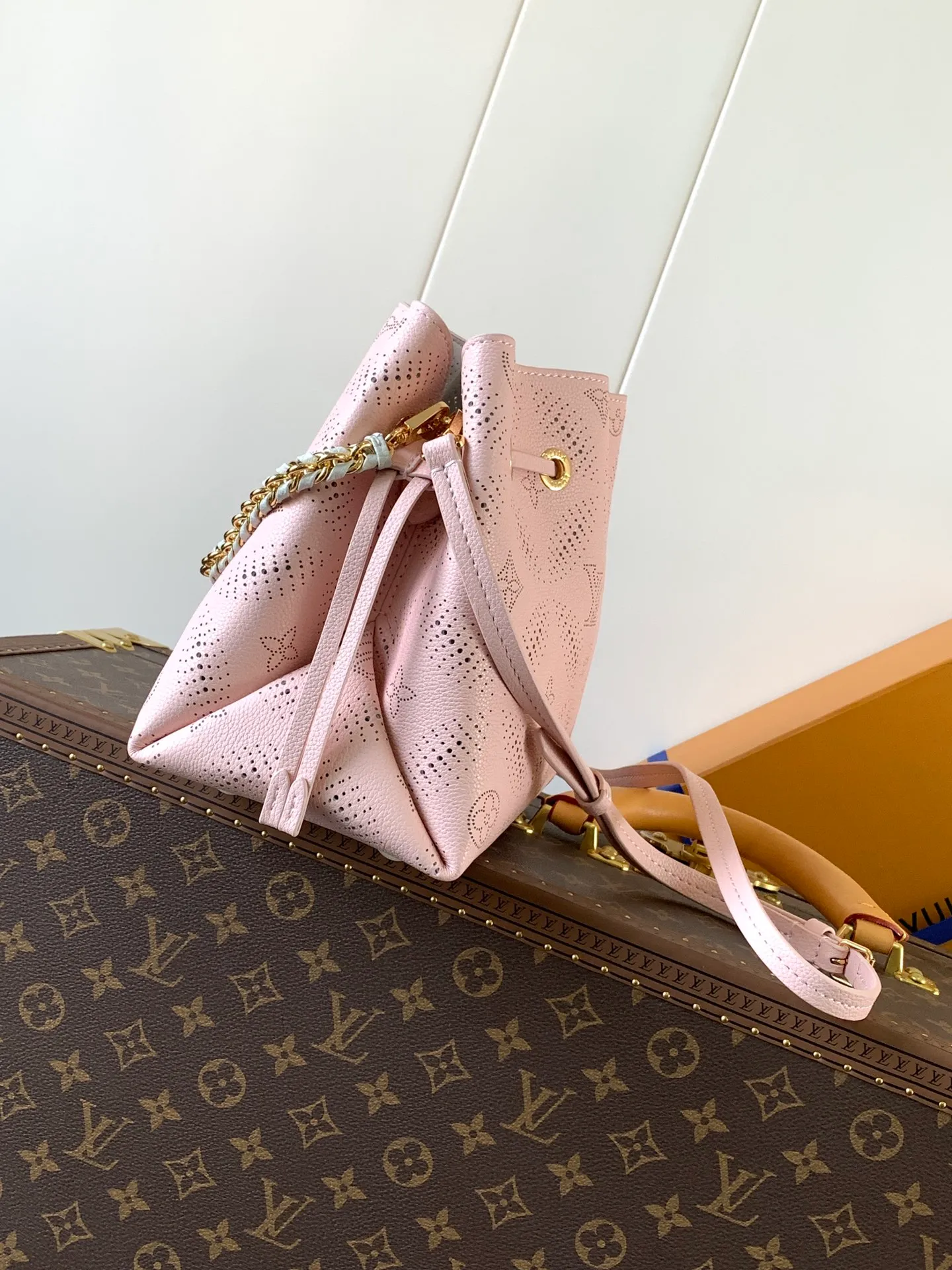 💰1140 (top layer leather) top original order, transcoding chip M13840 This Bella handbag interprets the Mahina Bloom pattern of the season with a fresh brushstroke, allowing the delicate perforated Monogram flowers to be laid out on the cowhide leather, which contrasts with the shiny metal parts. A braided chain and round coin purse complete the elegant design. 22 x 14 x 19 cm (H x W x L) Perforated calfskin Leather trim Textile lining Metal hardware Coin pocket Metal base Holds Rosalie coin purse, smartphone, keys and headphones Shoulder strap: removable, adjustable Half-length strap: 50.0 cm Half-length strap adjustable to: 56.0 cm Handle: Single handle, removable