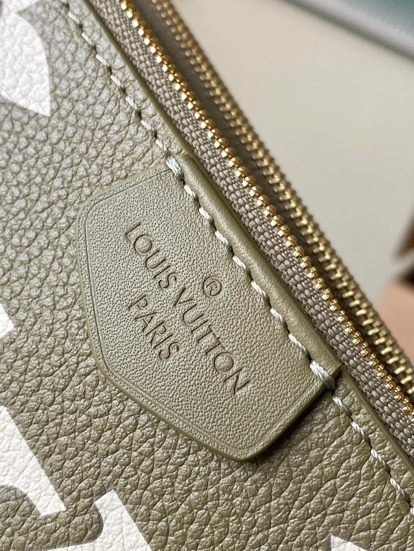 💰940 (top layer leather) top original order M22670. Support counter inspection. Photos taken of duty-free goods are consistent with the product without unpacking. This product is an exclusive duty-free product in the market and is the highest-end product. Inspection is supported. This product has passed strict inspection and is flawless. Please wear gloves when touching the product. This product is not returnable or exchangeable. Please confirm the product first and then remove the label on the handle. This product is temporarily not open to the public, only regular customers, and is in short supply. Dimensions: 25 x 14.5 x 4.5 cm