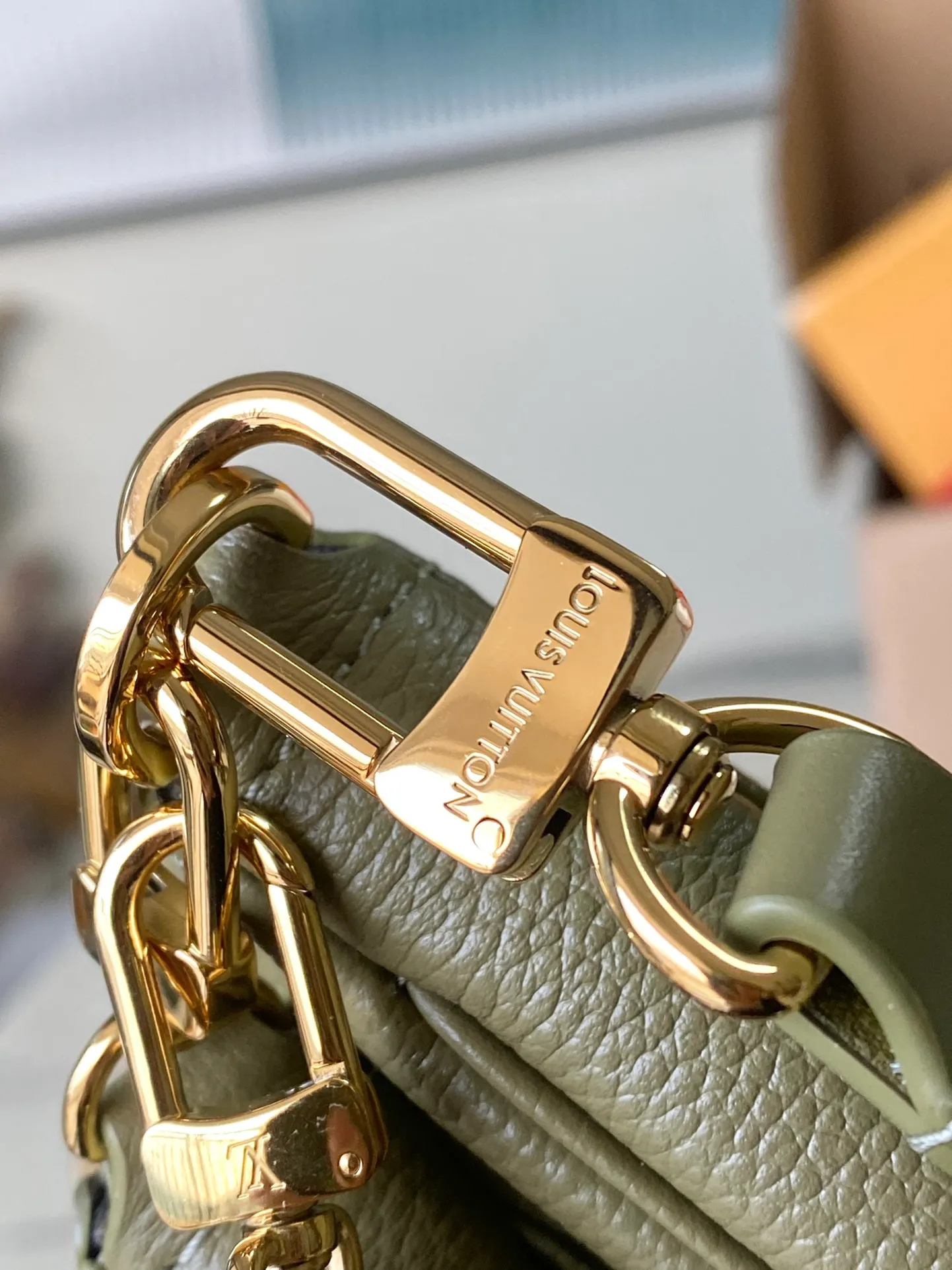 💰940 (top layer leather) top original order M22670. Support counter inspection. Photos taken of duty-free goods are consistent with the product without unpacking. This product is an exclusive duty-free product in the market and is the highest-end product. Inspection is supported. This product has passed strict inspection and is flawless. Please wear gloves when touching the product. This product is not returnable or exchangeable. Please confirm the product first and then remove the label on the handle. This product is temporarily not open to the public, only regular customers, and is in short supply. Dimensions: 25 x 14.5 x 4.5 cm