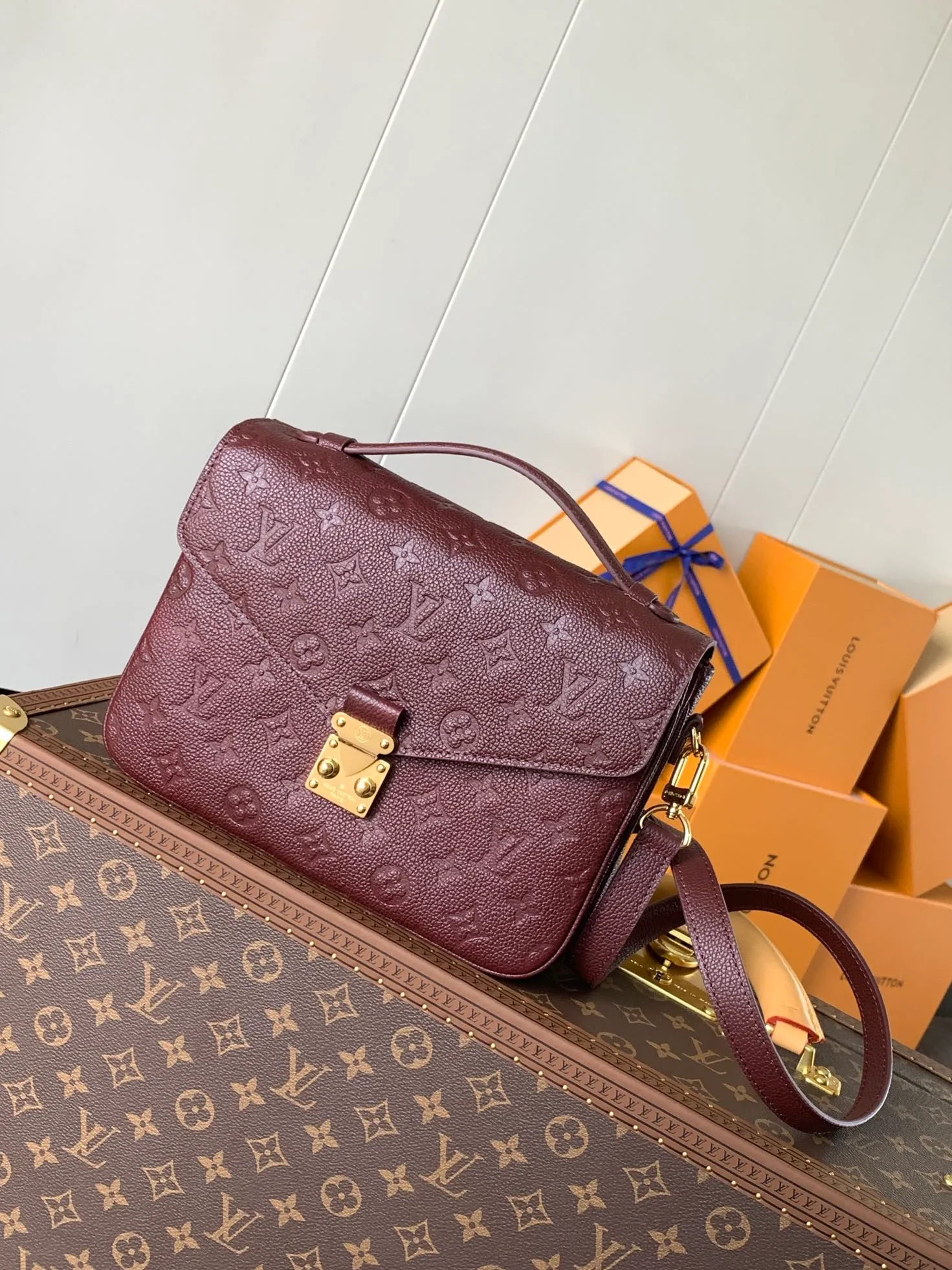 💰1040 (top layer leather) top original order top original order M47142 new version blue M46613 maroon M44881 apricot M41487 black POCHETTE MÉTIS handbag Pochette Métis handbag interprets the classic college backpack with a restrained yet ingenious design. Soft Monogram Empreinte leather creates a compact and flexible structure that hides plenty of space. Detailed features 25 x 19 x 7 cm (Length x Height x Width) Monogram Empreinte embossed soft-grain cowhide / Soft-grain cowhide Soft-grain cowhide trim Textile lining Shoulder strap: Removable, adjustable Strap half-length: 48.0 cm Strap half-length adjustable to: 55.0 cm Handle: Single handle