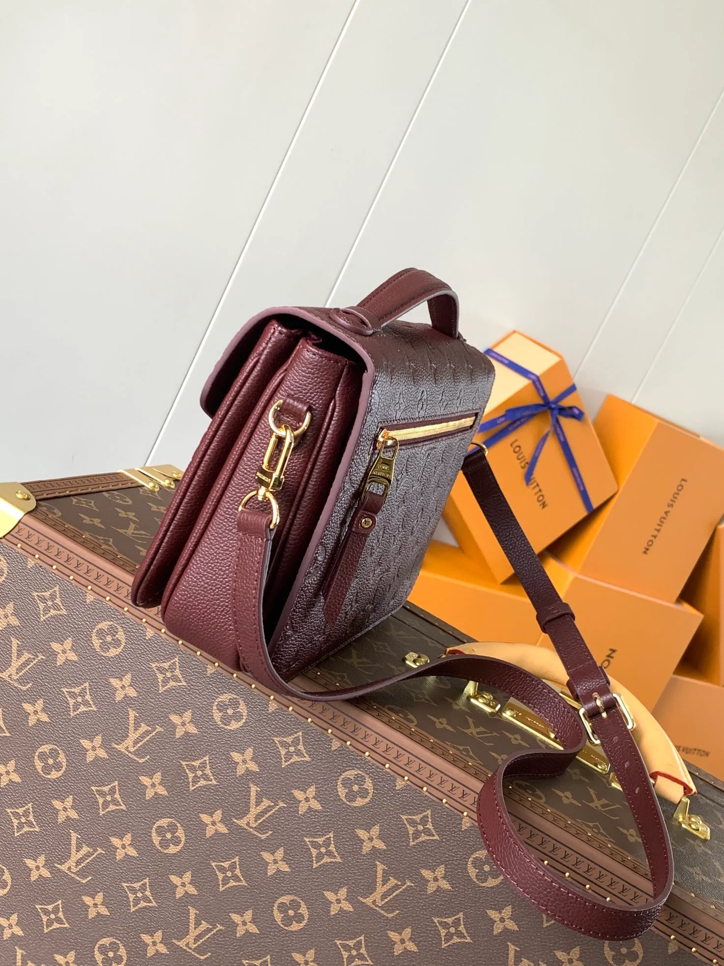 💰1040 (top layer leather) top original order top original order M47142 new version blue M46613 maroon M44881 apricot M41487 black POCHETTE MÉTIS handbag Pochette Métis handbag interprets the classic college backpack with a restrained yet ingenious design. Soft Monogram Empreinte leather creates a compact and flexible structure that hides plenty of space. Detailed features 25 x 19 x 7 cm (Length x Height x Width) Monogram Empreinte embossed soft-grain cowhide / Soft-grain cowhide Soft-grain cowhide trim Textile lining Shoulder strap: Removable, adjustable Strap half-length: 48.0 cm Strap half-length adjustable to: 55.0 cm Handle: Single handle