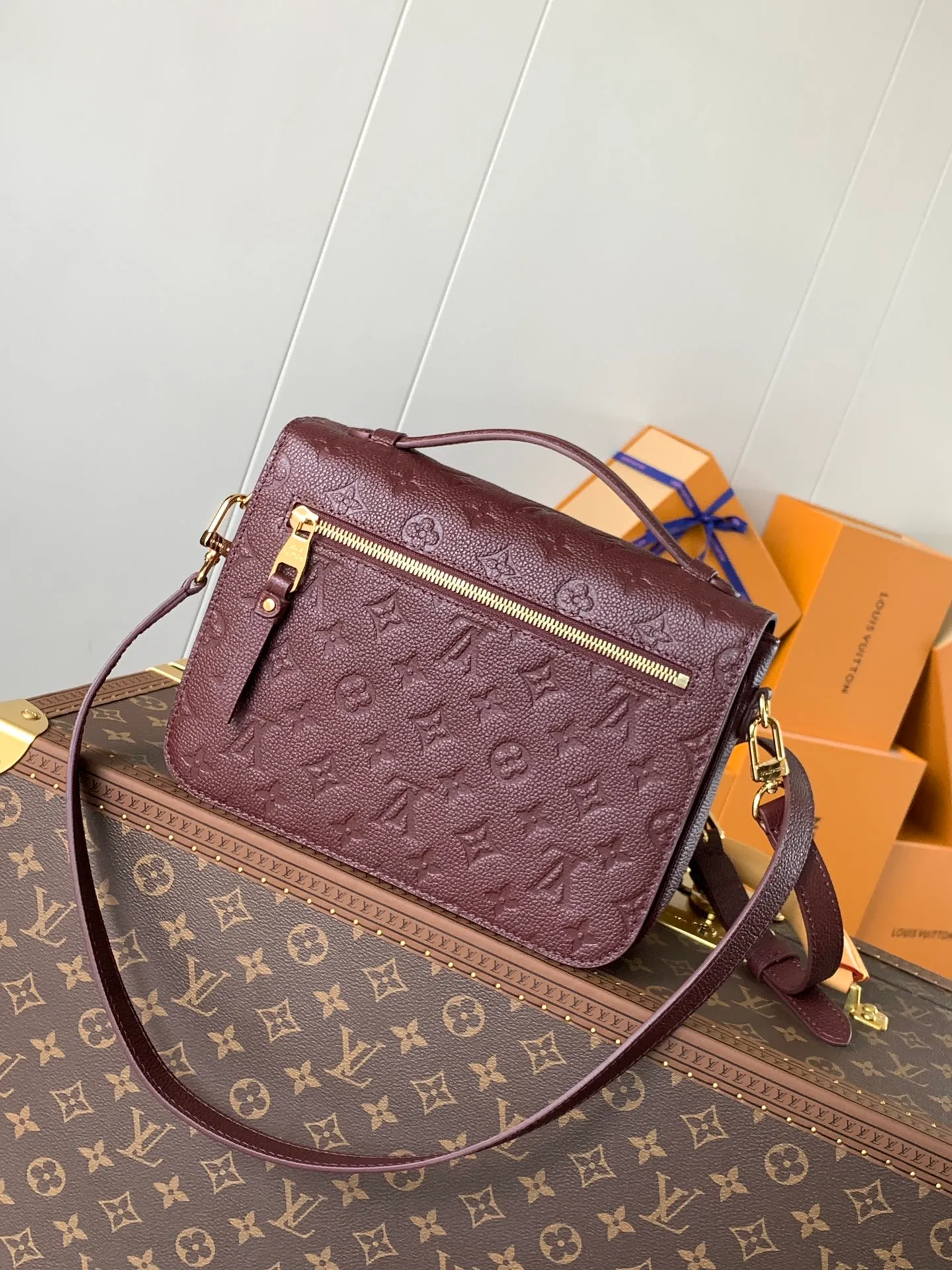 💰1040 (top layer leather) top original order top original order M47142 new version blue M46613 maroon M44881 apricot M41487 black POCHETTE MÉTIS handbag Pochette Métis handbag interprets the classic college backpack with a restrained yet ingenious design. Soft Monogram Empreinte leather creates a compact and flexible structure that hides plenty of space. Detailed features 25 x 19 x 7 cm (Length x Height x Width) Monogram Empreinte embossed soft-grain cowhide / Soft-grain cowhide Soft-grain cowhide trim Textile lining Shoulder strap: Removable, adjustable Strap half-length: 48.0 cm Strap half-length adjustable to: 55.0 cm Handle: Single handle